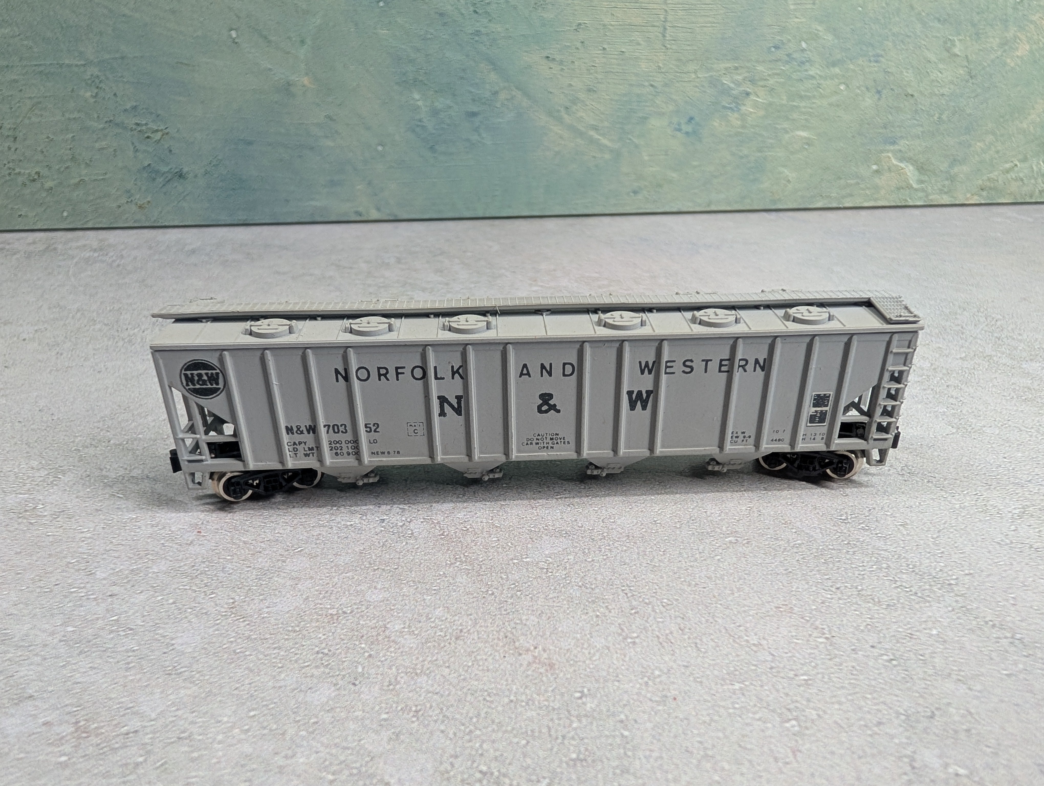 USED Con-Cor #1-001732 N Scale PS-2 52' Covered Hopper Norfolk & Western N&W #70352