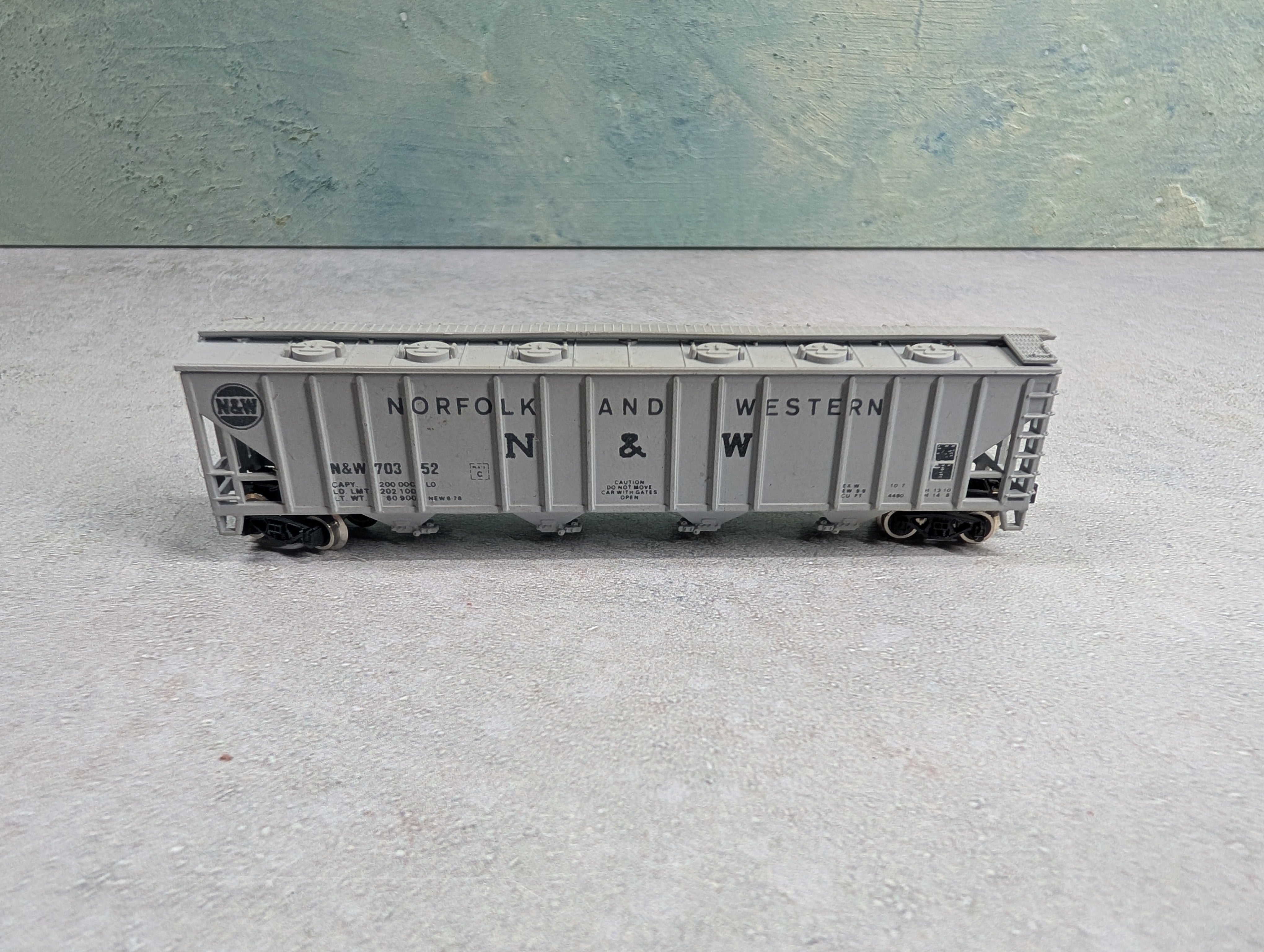USED Con-Cor #1-001732 N Scale PS-2 52' Covered Hopper Norfolk & Western N&W #70352