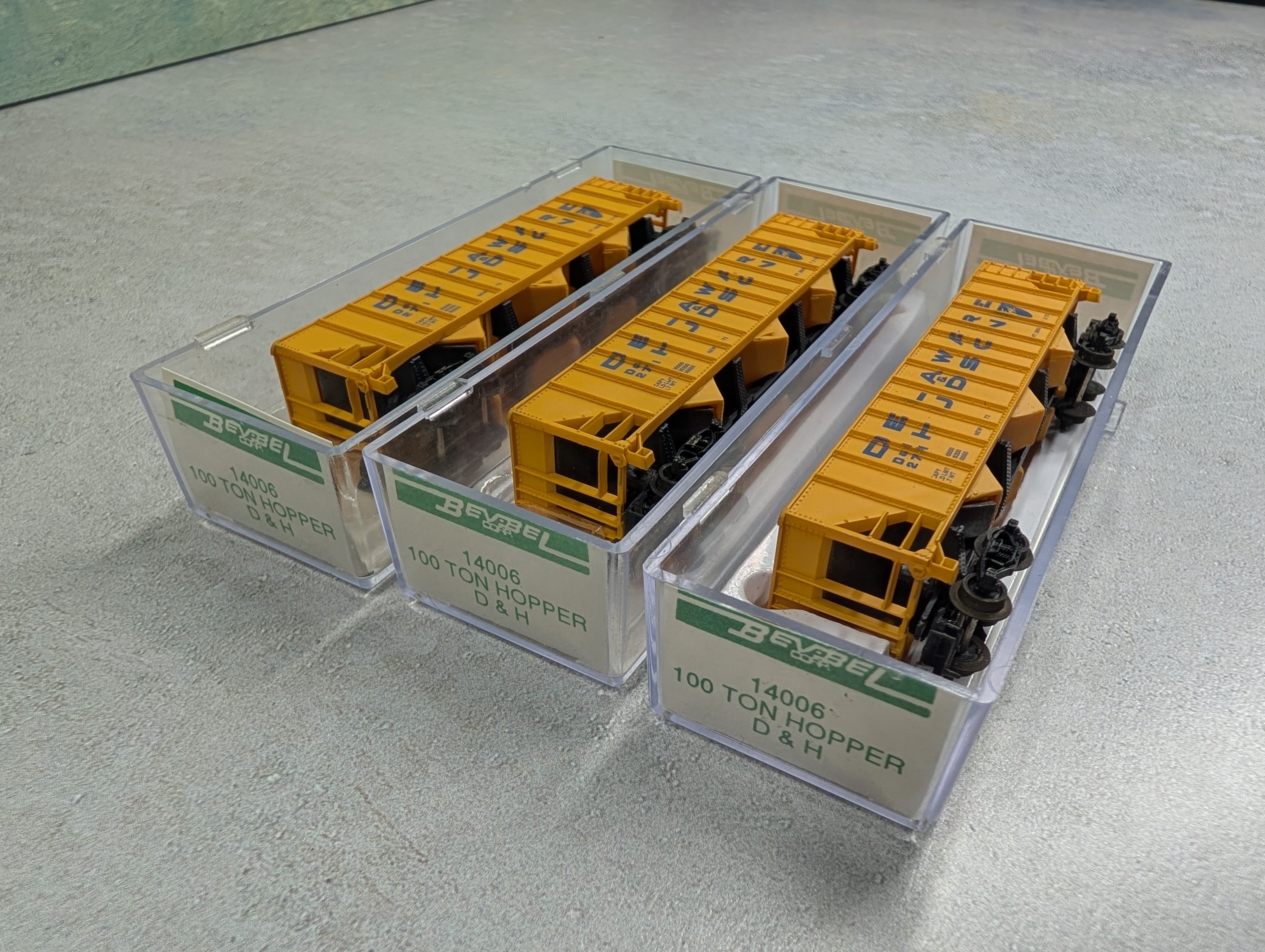 USED Bev-Bel 14006 N Scale Lot of 100 Ton Hoppers Delaware and Hudson D&H #2701 (3 pcs)