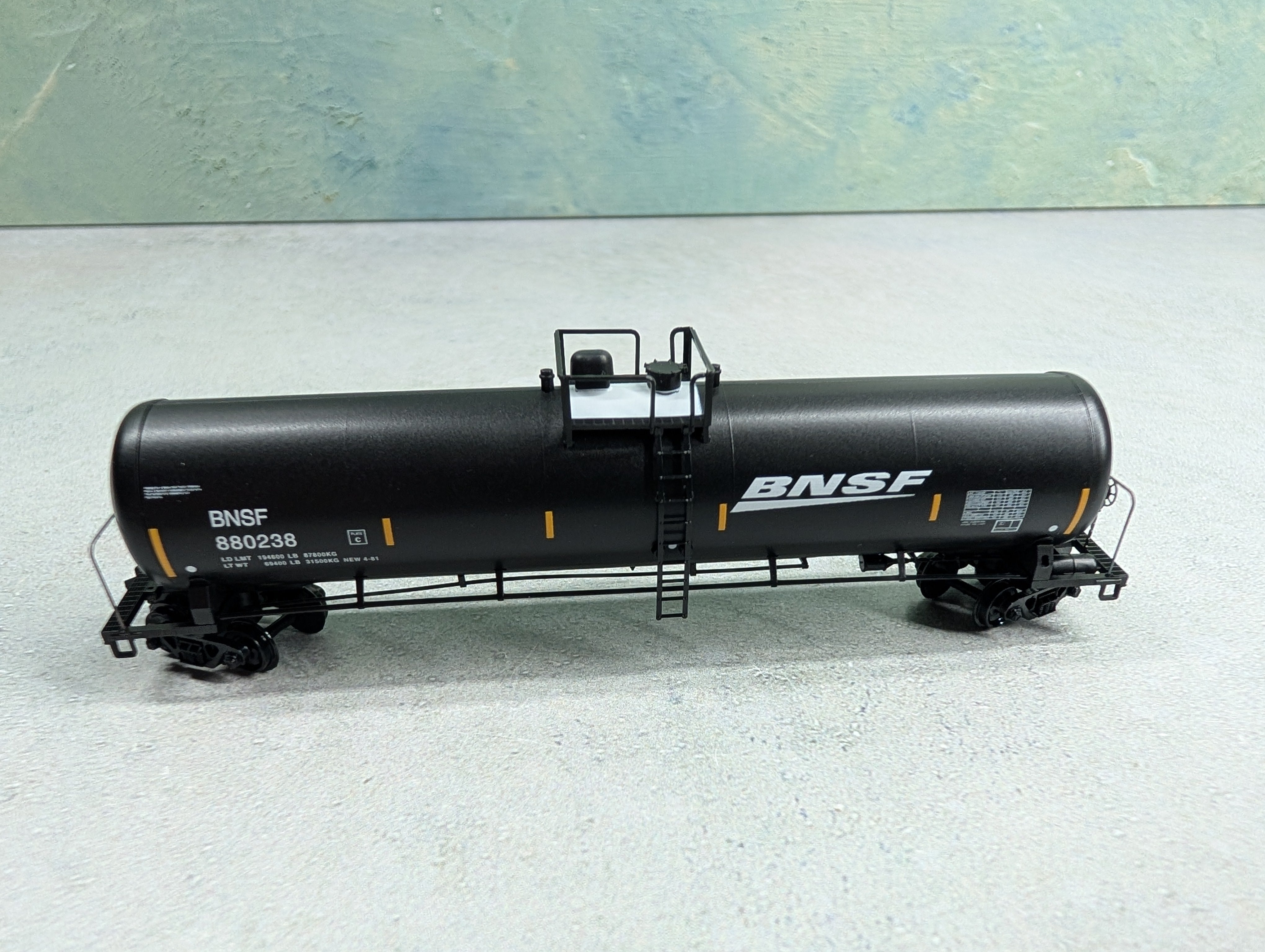 USED Micro-Trains 11000452 N Scale 56' General Service Tank Car BNSF #880238