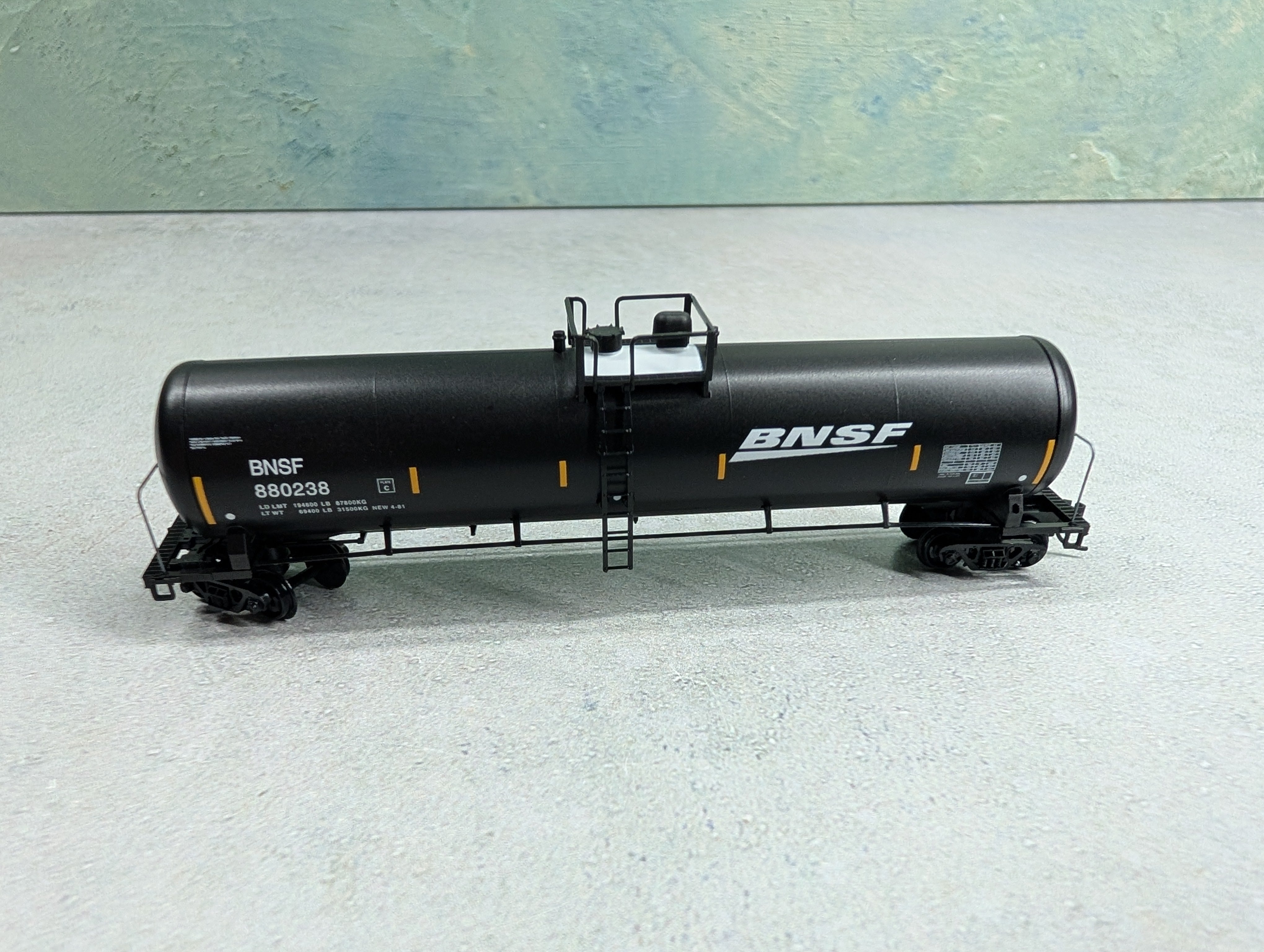 USED Micro-Trains 11000452 N Scale 56' General Service Tank Car BNSF #880238