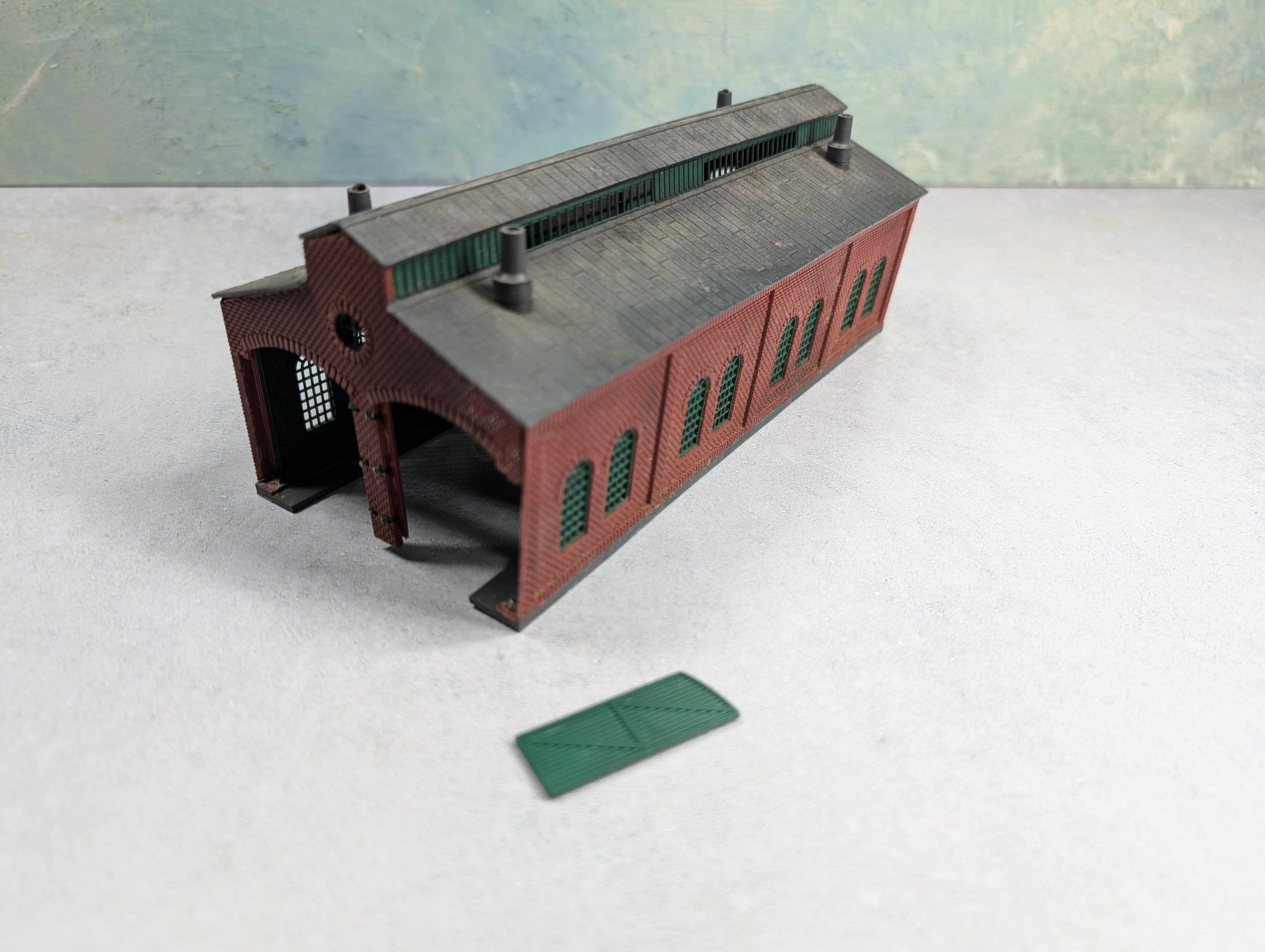 USED Heljan N Scale Abandoned Two Stall Engine House, Weathered