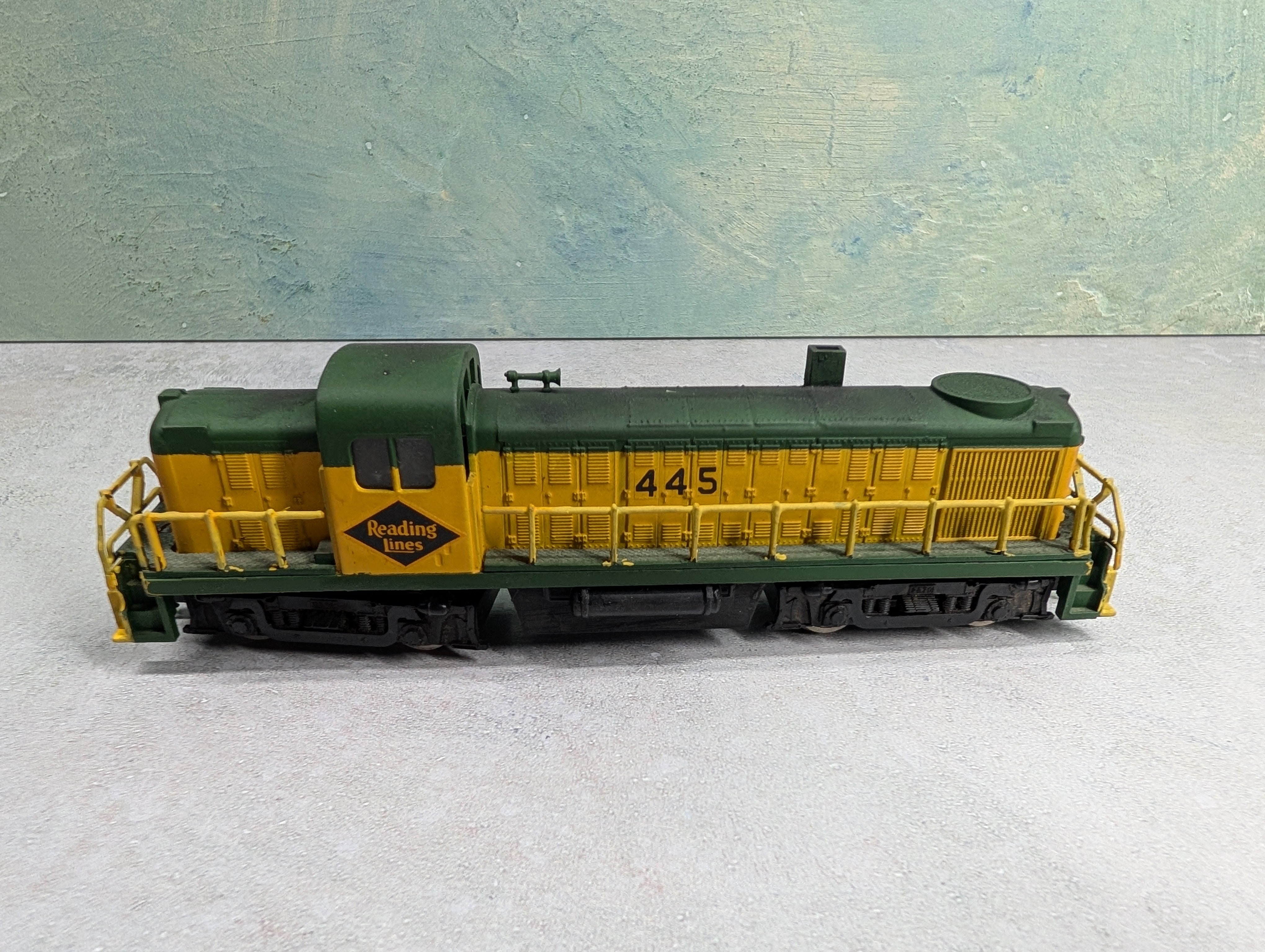 USED AHM HO Scale Diesel Locomotive Reading #445 Decal & Weathering Parts/Repairs