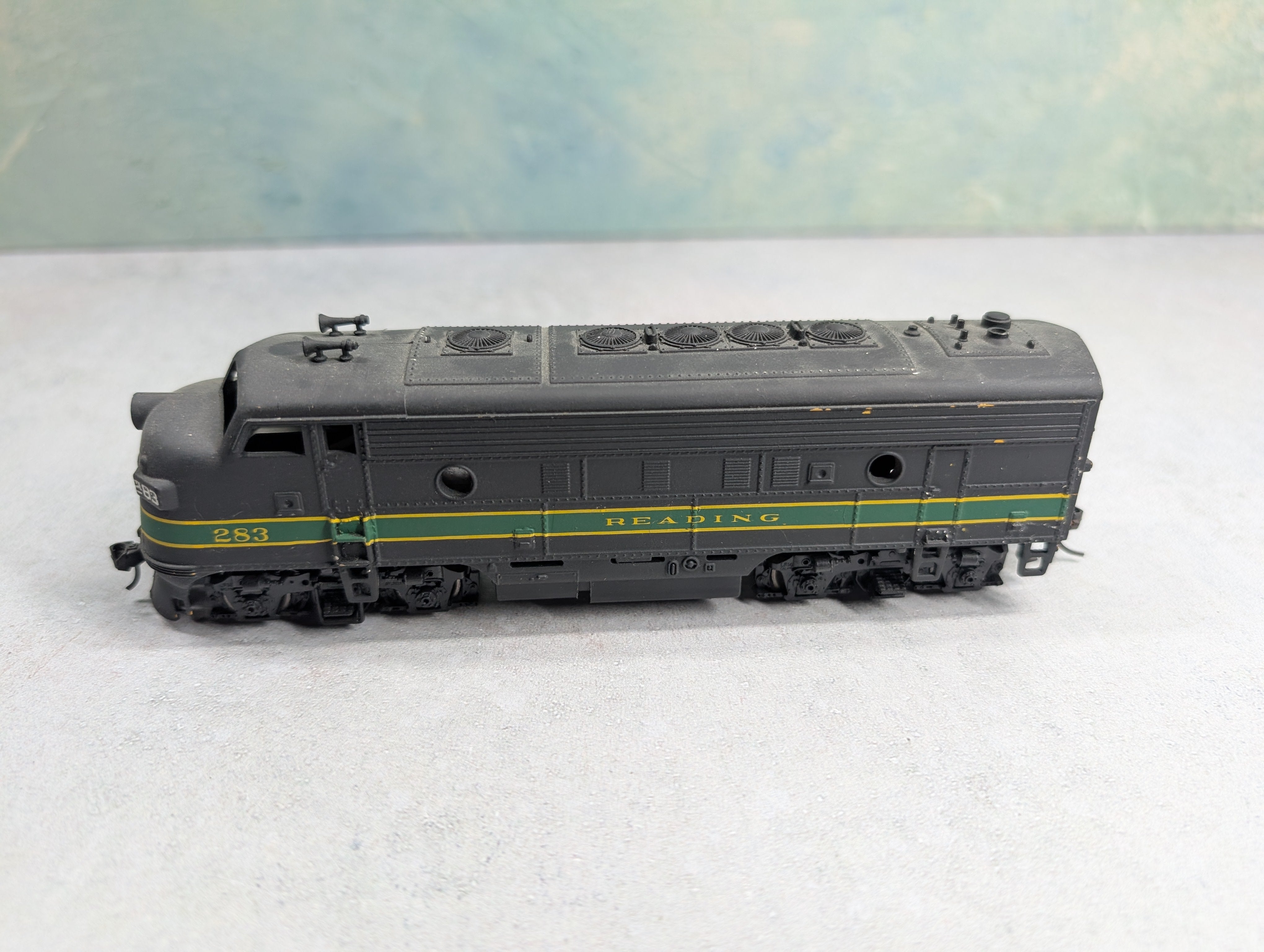USED Athearn HO Scale Set of Powered & Dummy F Units Locomotives Reading #283 Custom Paint & Decals - Runs DC