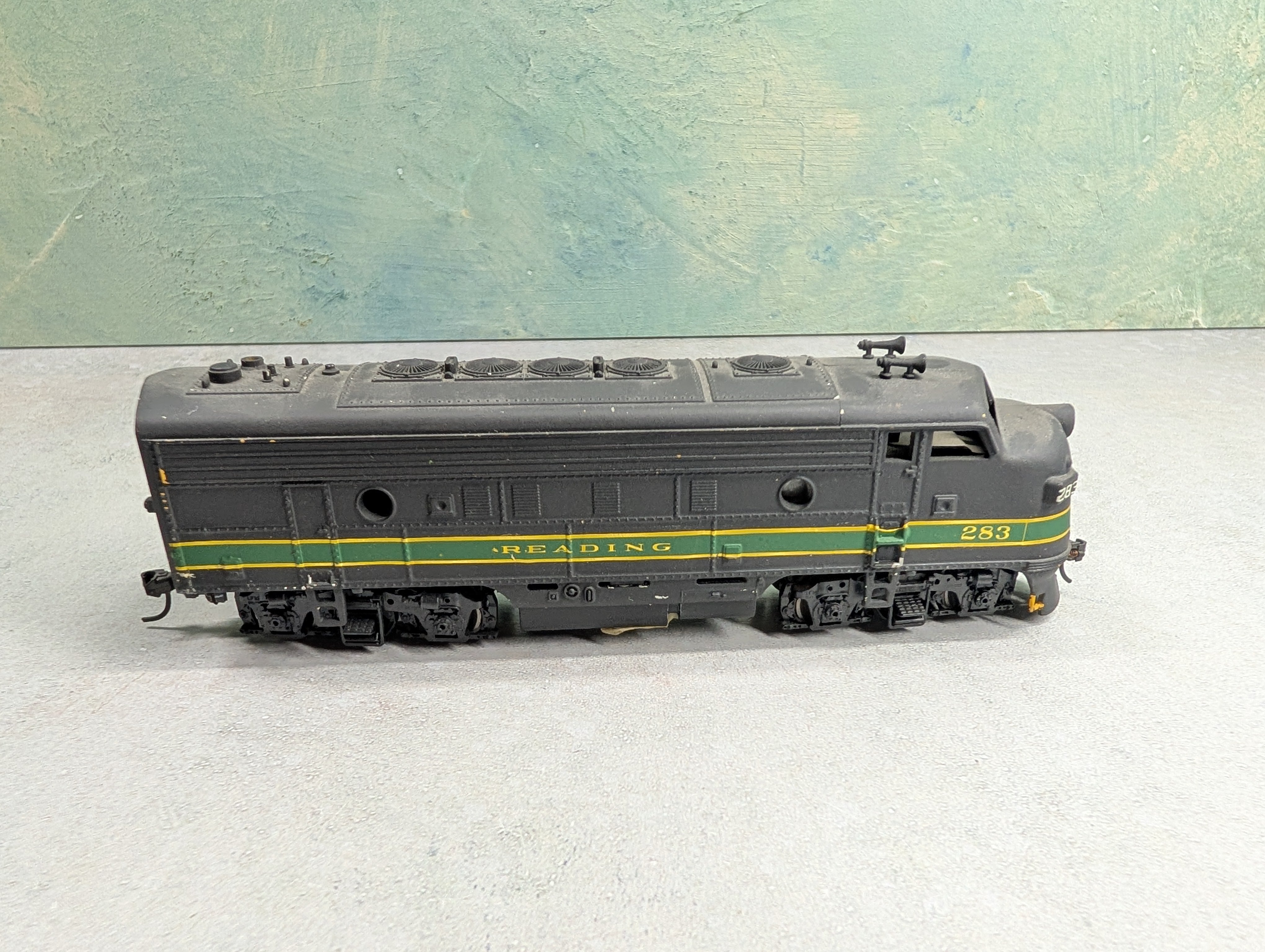 USED Athearn HO Scale Set of Powered & Dummy F Units Locomotives Reading #283 Custom Paint & Decals - Runs DC