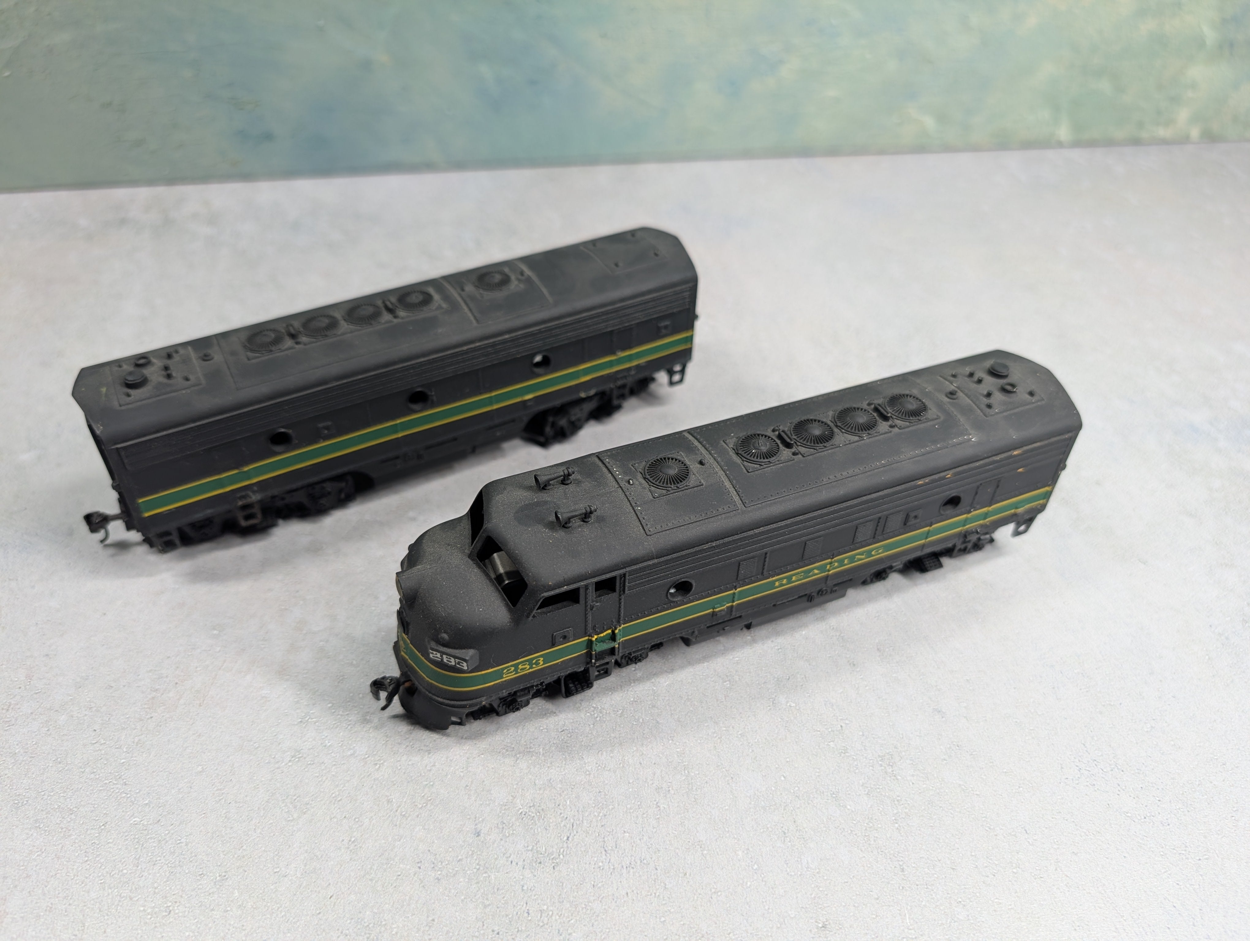 USED Athearn HO Scale Set of Powered & Dummy F Units Locomotives Reading #283 Custom Paint & Decals - Runs DC