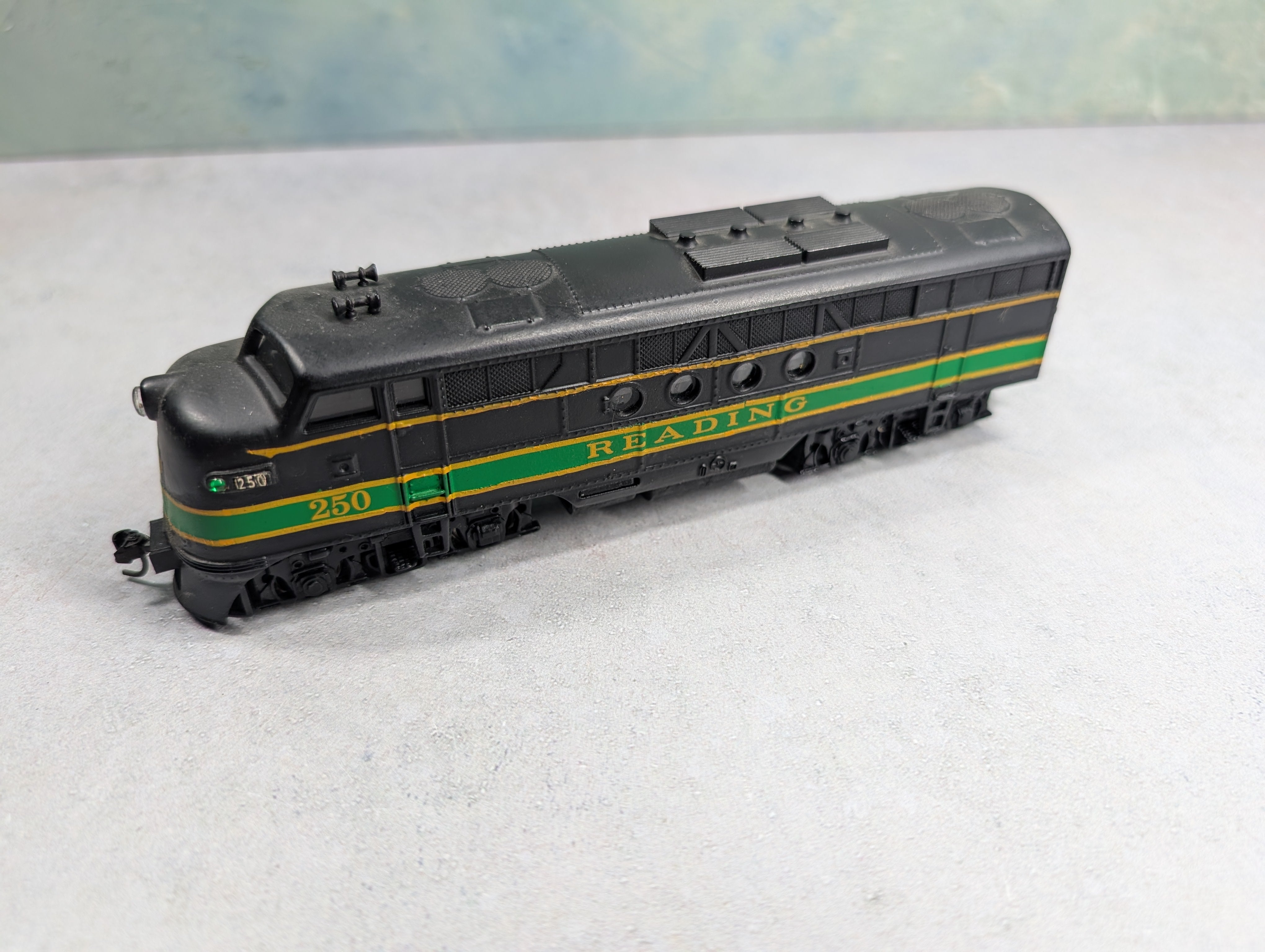 USED AHM HO Scale F Unit Diesel Locomotive Reading #250 Custom Paint & Decals Parts/Repairs
