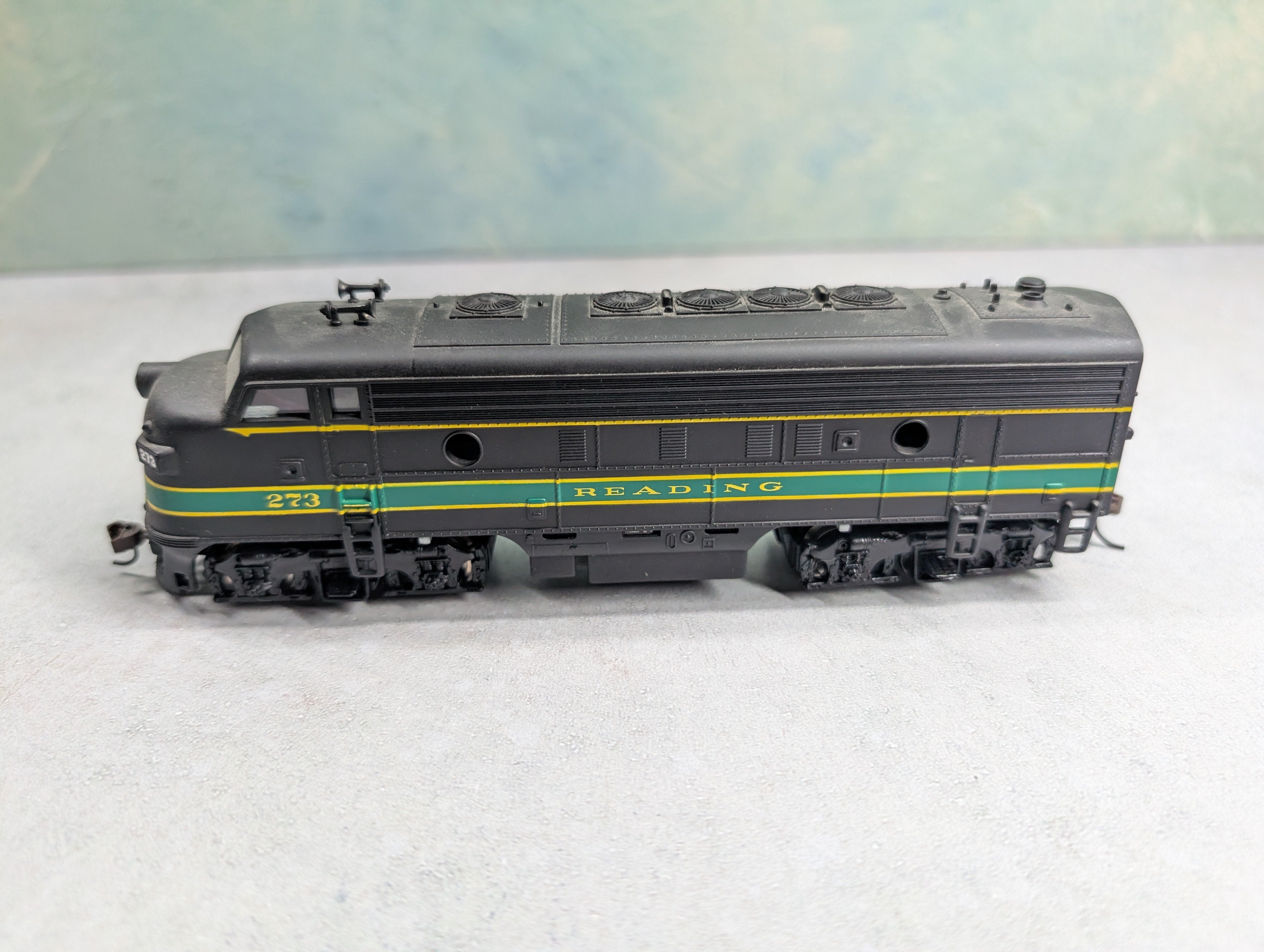 USED Mantua HO Scale F Unit Diesel Locomotive Reading #273 Runs DC