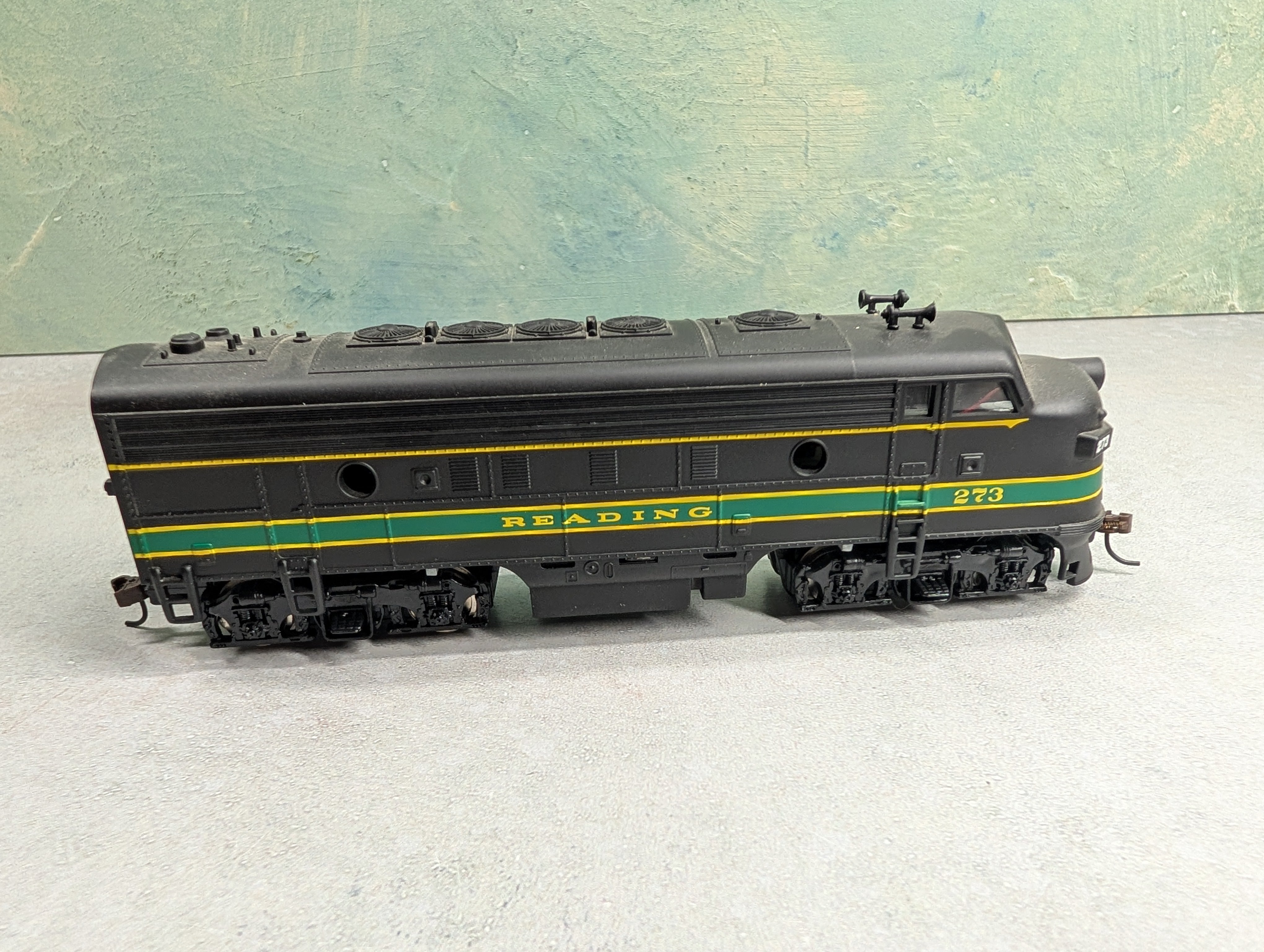 USED Mantua HO Scale F Unit Diesel Locomotive Reading #273 Runs DC