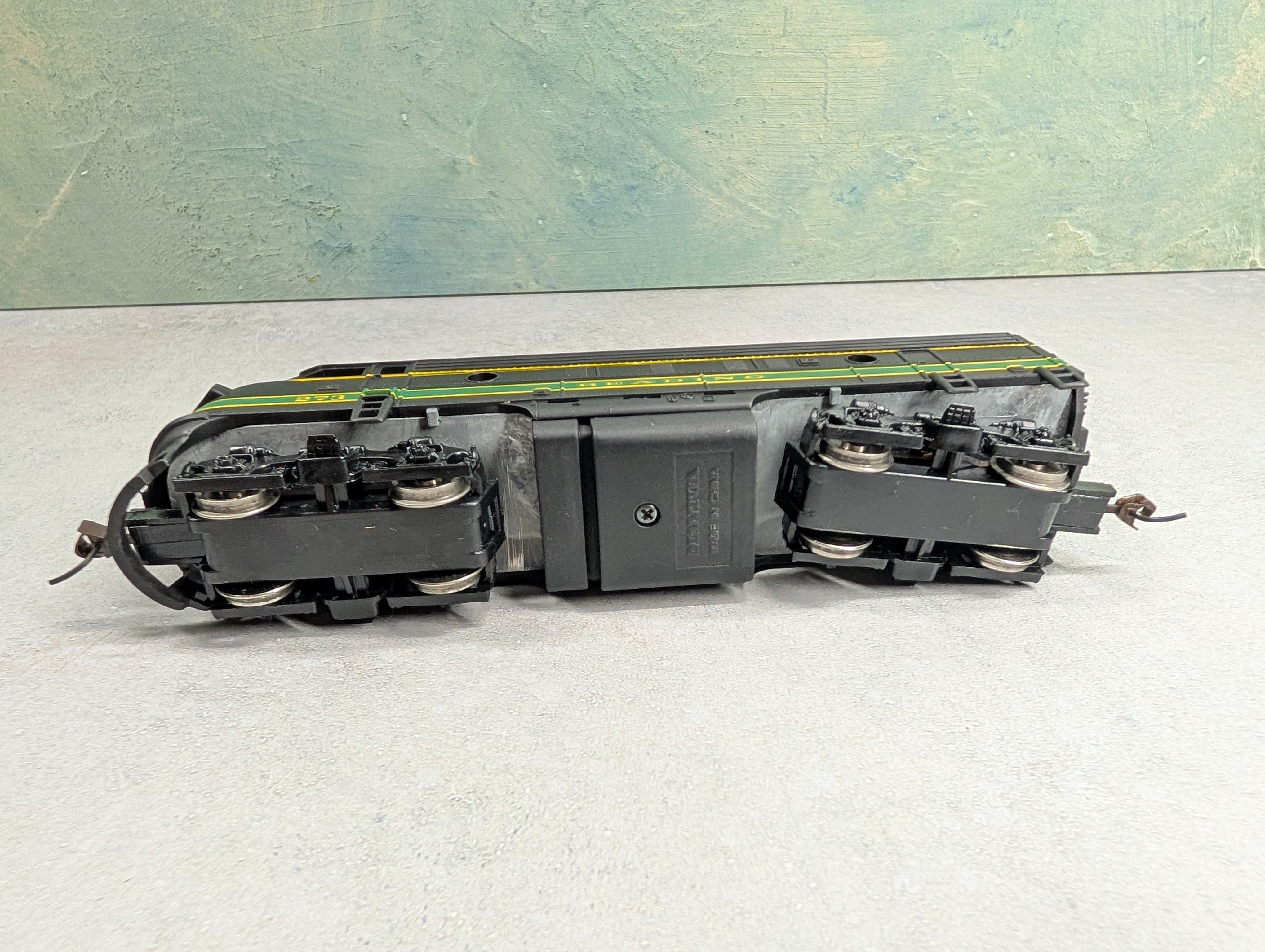 USED Mantua HO Scale F Unit Diesel Locomotive Reading #273 Runs DC