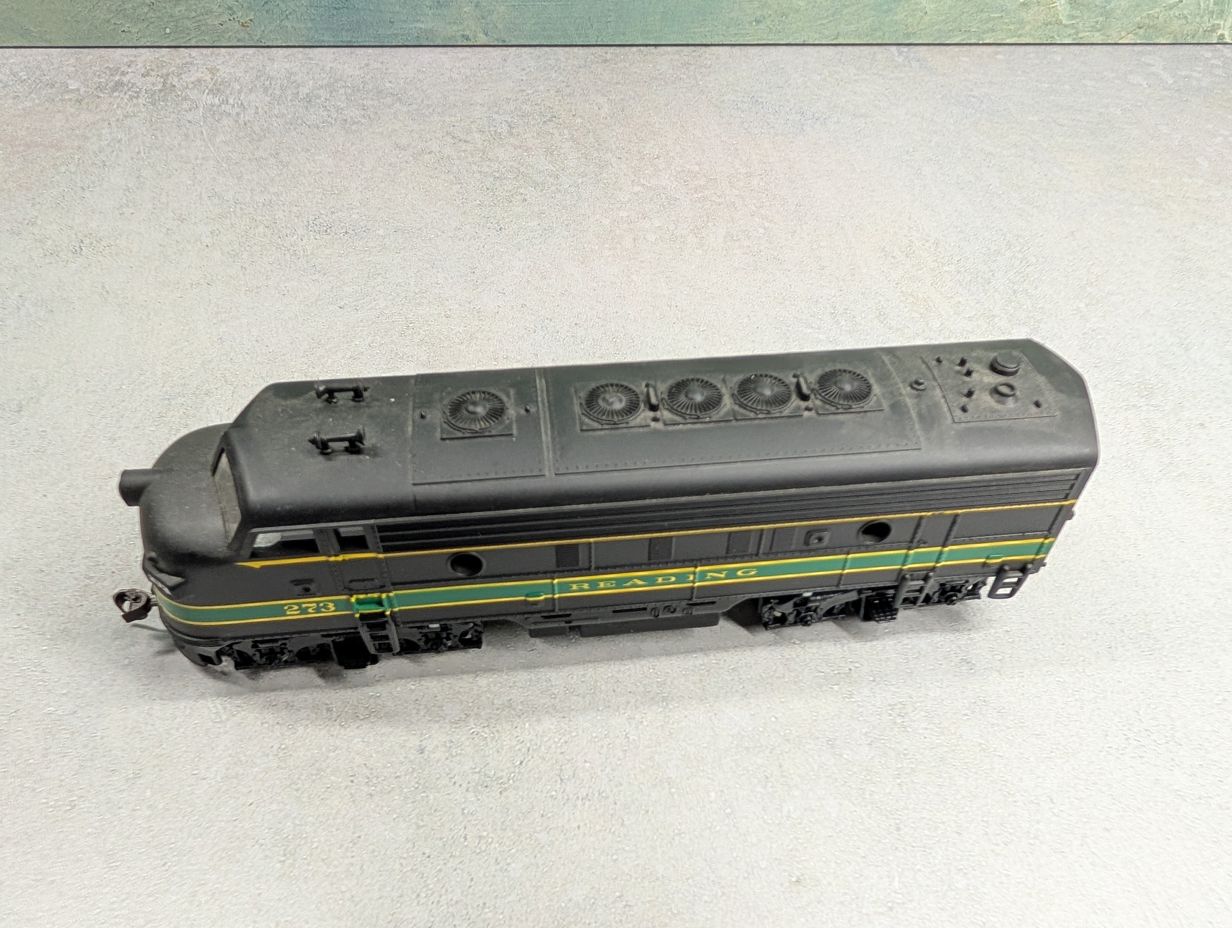 USED Mantua HO Scale F Unit Diesel Locomotive Reading #273 Runs DC