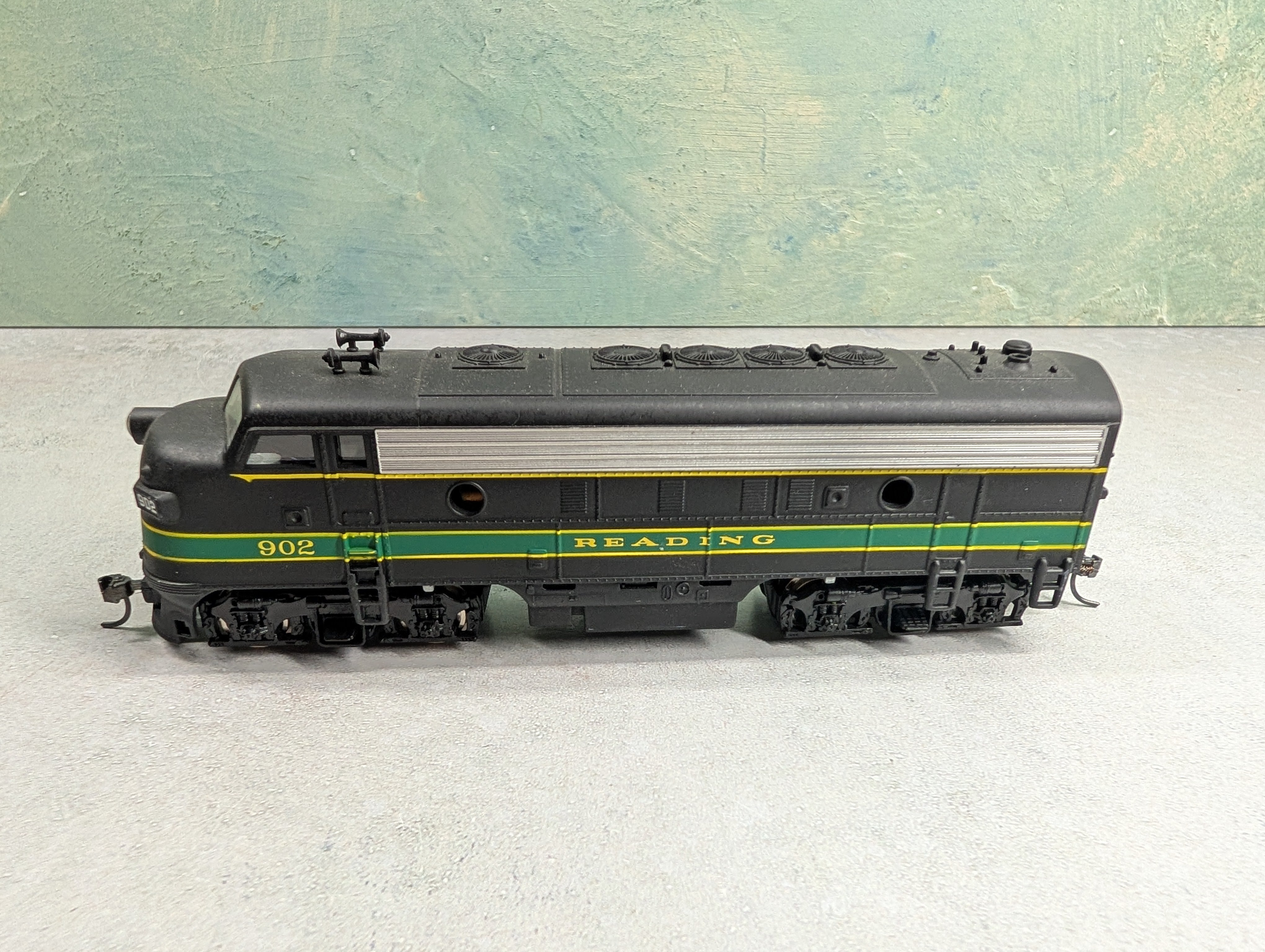 USED Mantua HO Scale F Unit Diesel Locomotive Reading #902 Runs Great DC