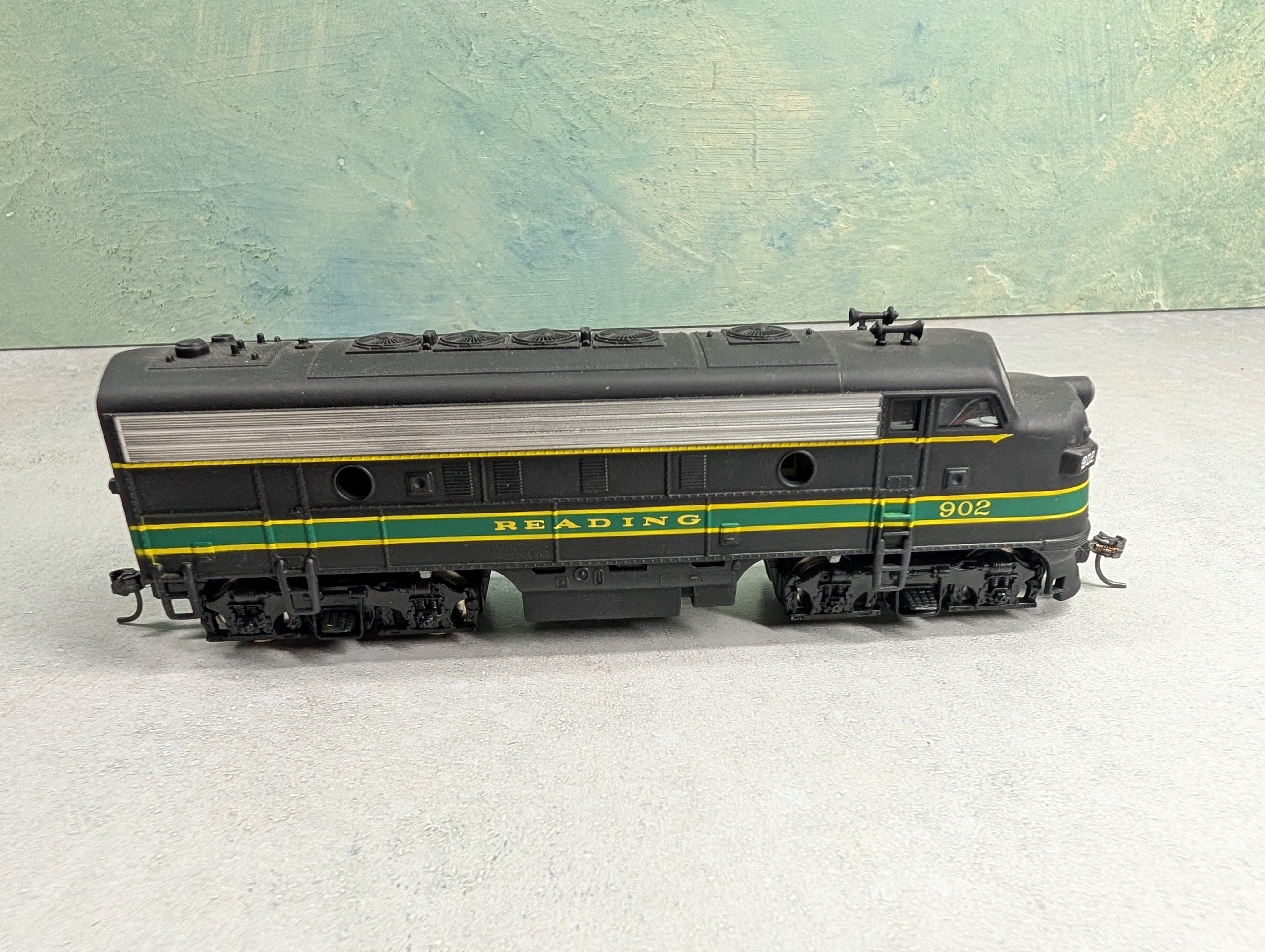 USED Mantua HO Scale F Unit Diesel Locomotive Reading #902 Runs Great DC