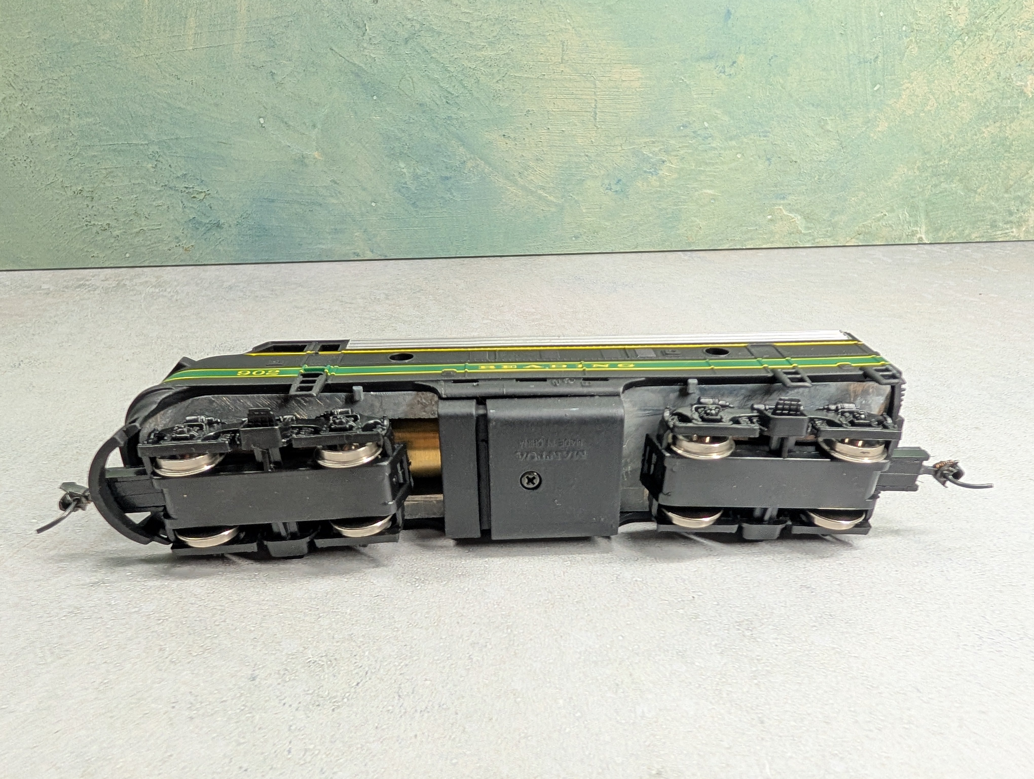 USED Mantua HO Scale F Unit Diesel Locomotive Reading #902 Runs Great DC