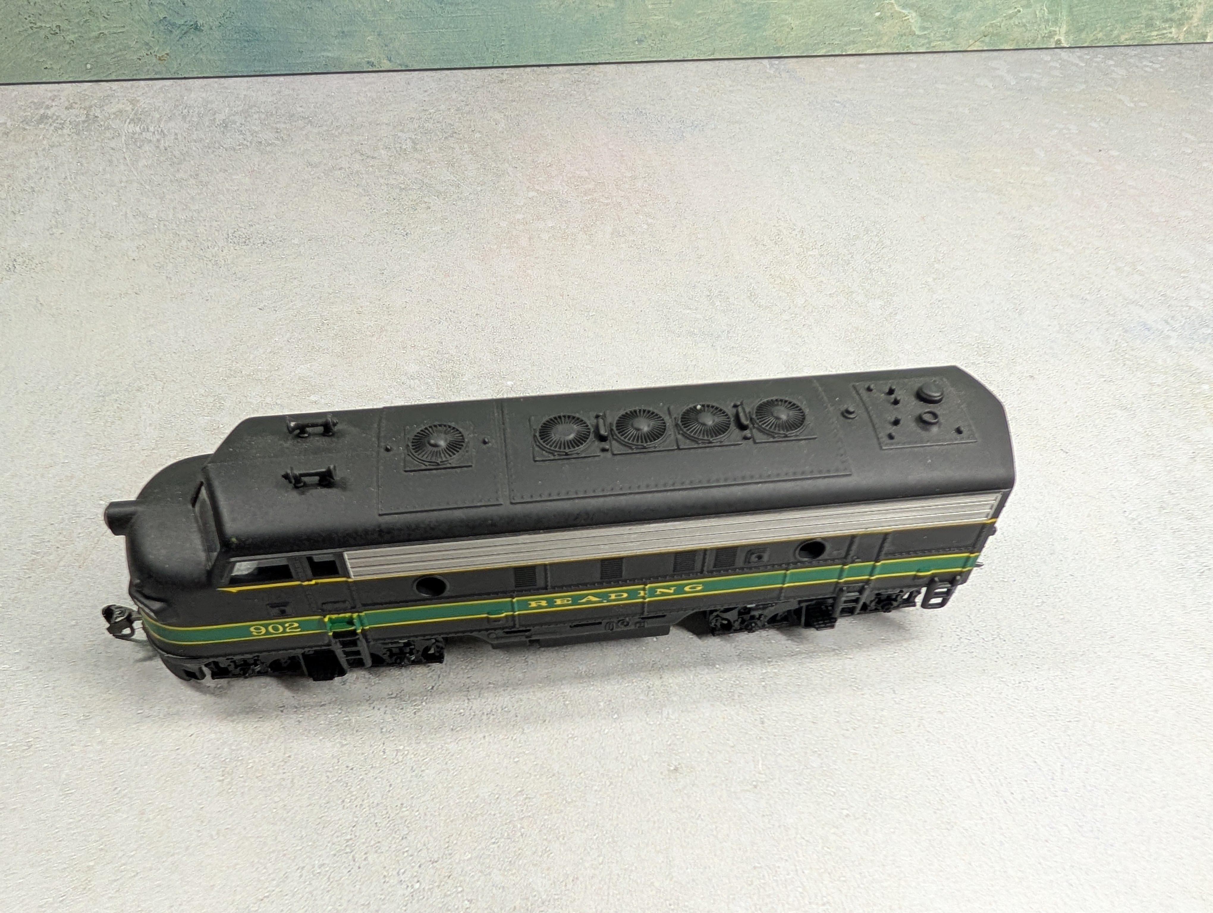 USED Mantua HO Scale F Unit Diesel Locomotive Reading #902 Runs Great DC