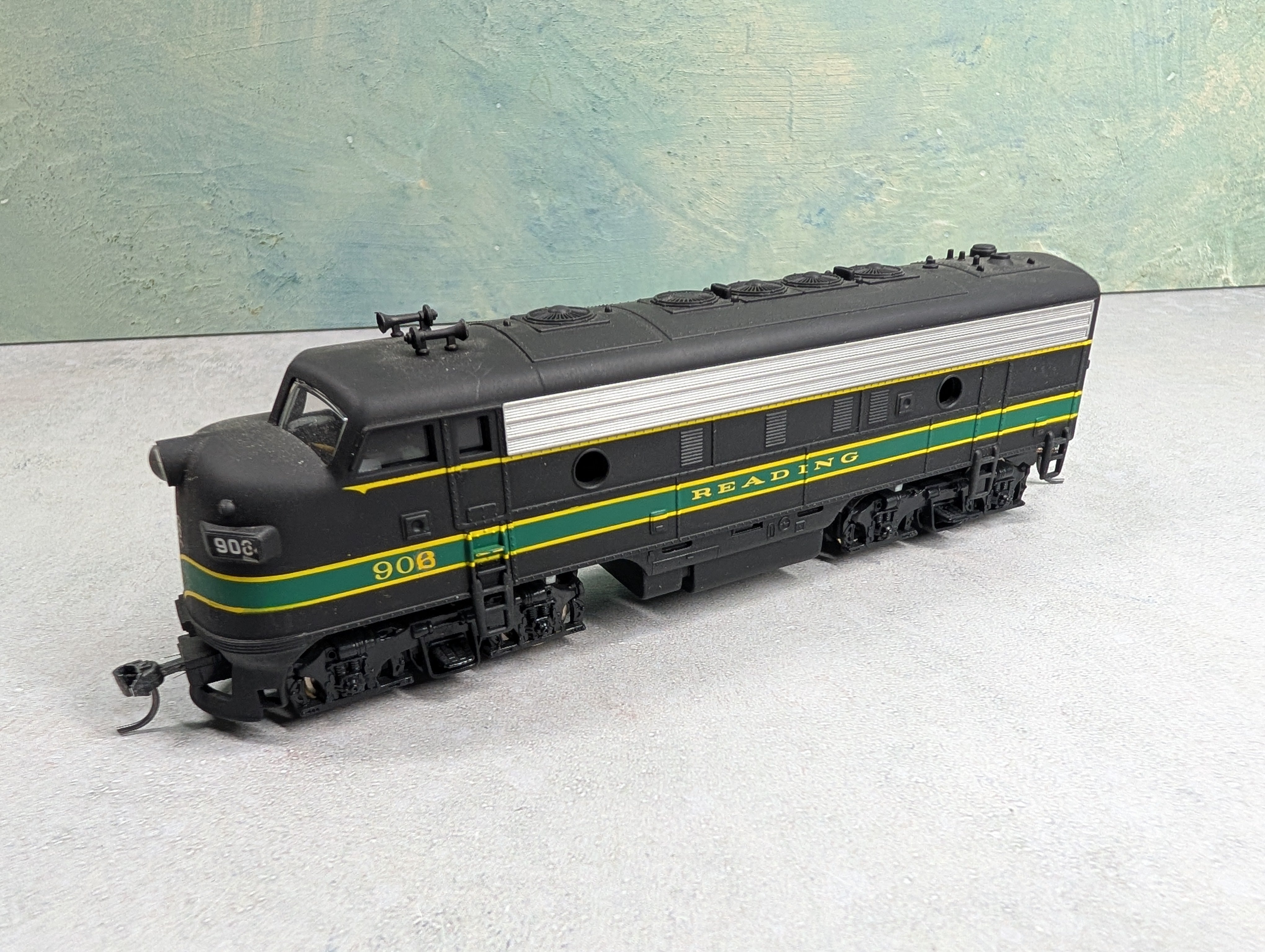 USED Mantua HO Scale F Unit Diesel Locomotive Reading #906 Runs Great DC