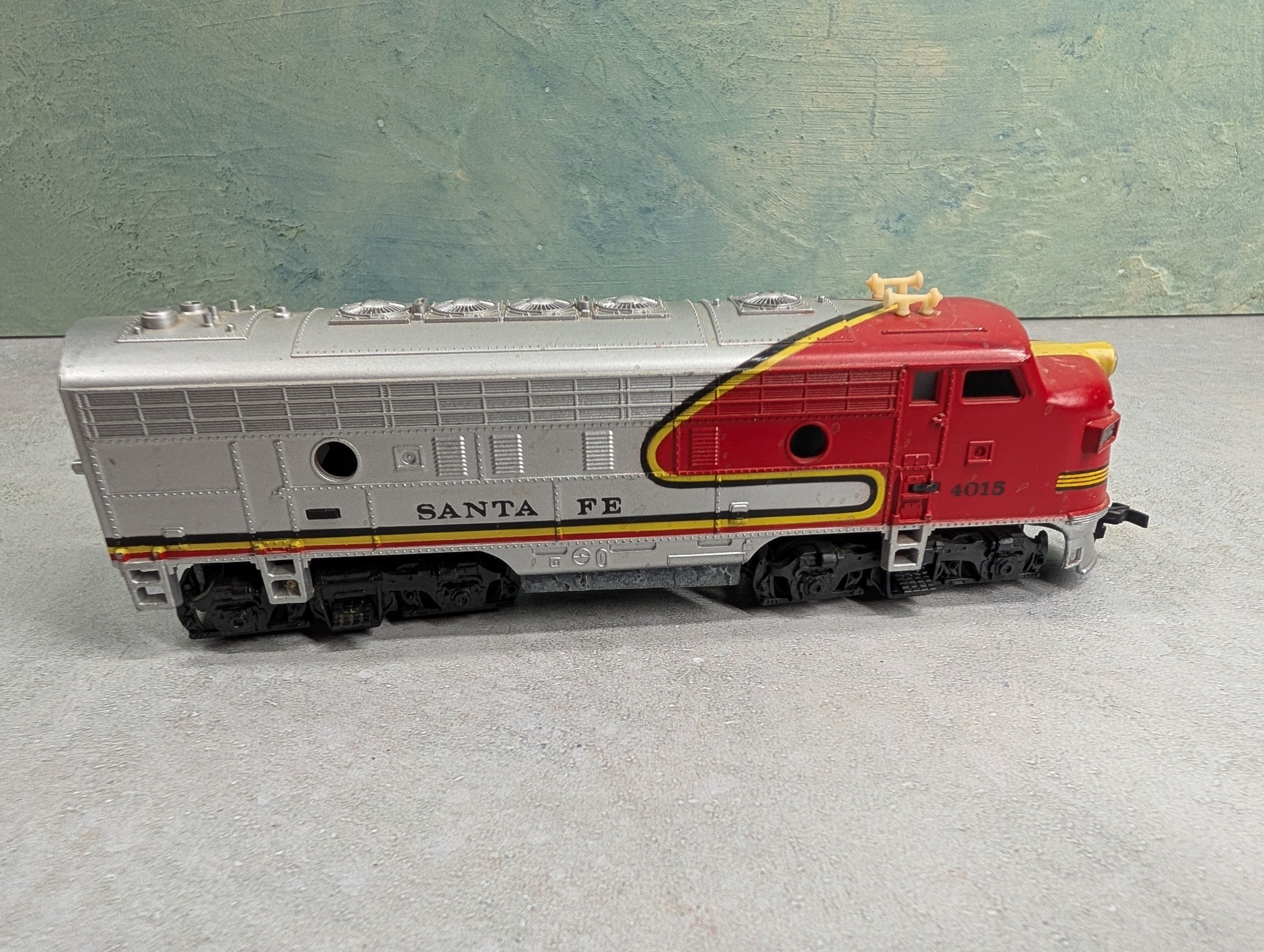 USED Tyco HO Scale F Unit Diesel Locomotive Santa Fe #4015 Unpowered