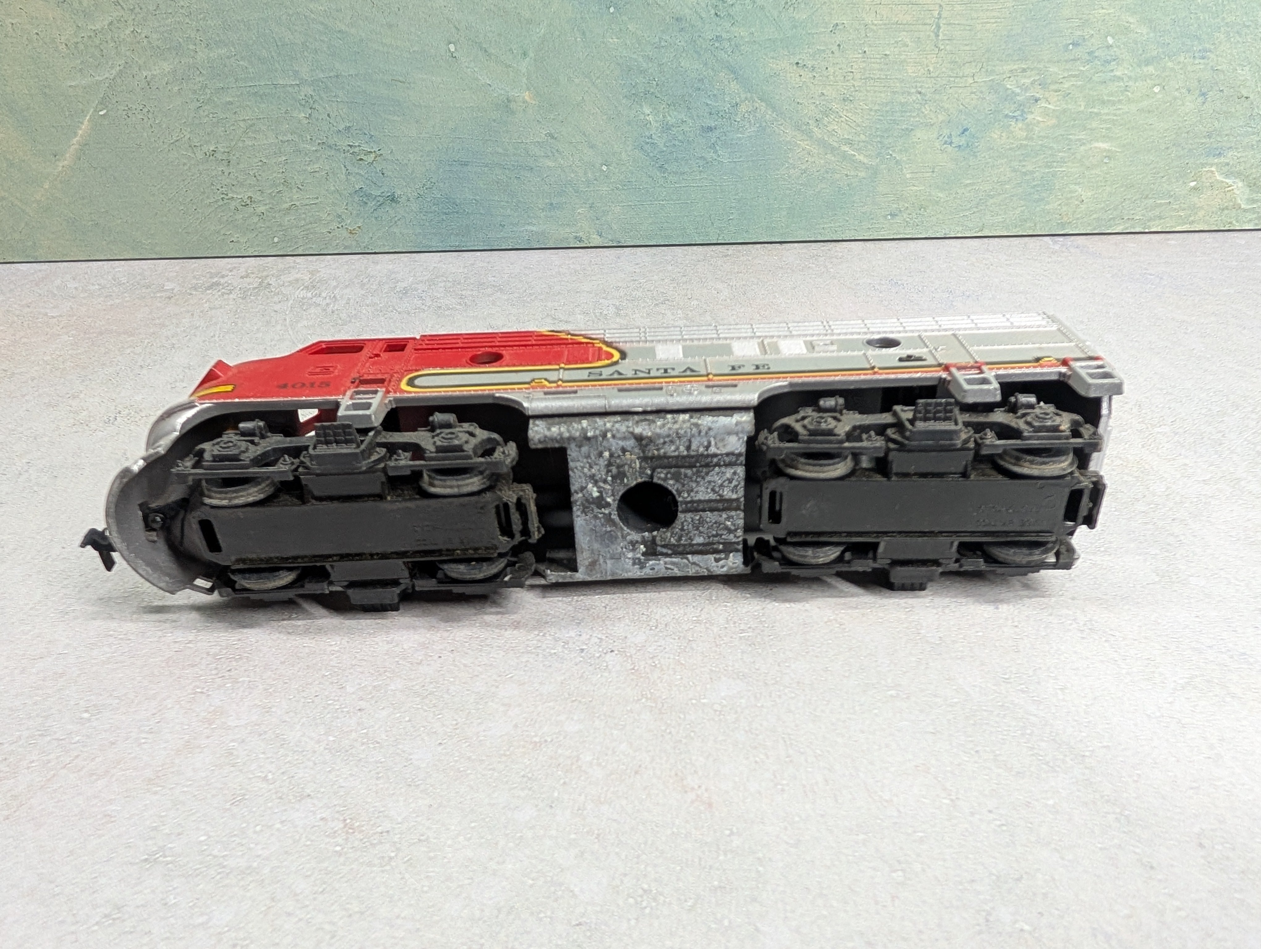 USED Tyco HO Scale F Unit Diesel Locomotive Santa Fe #4015 Unpowered