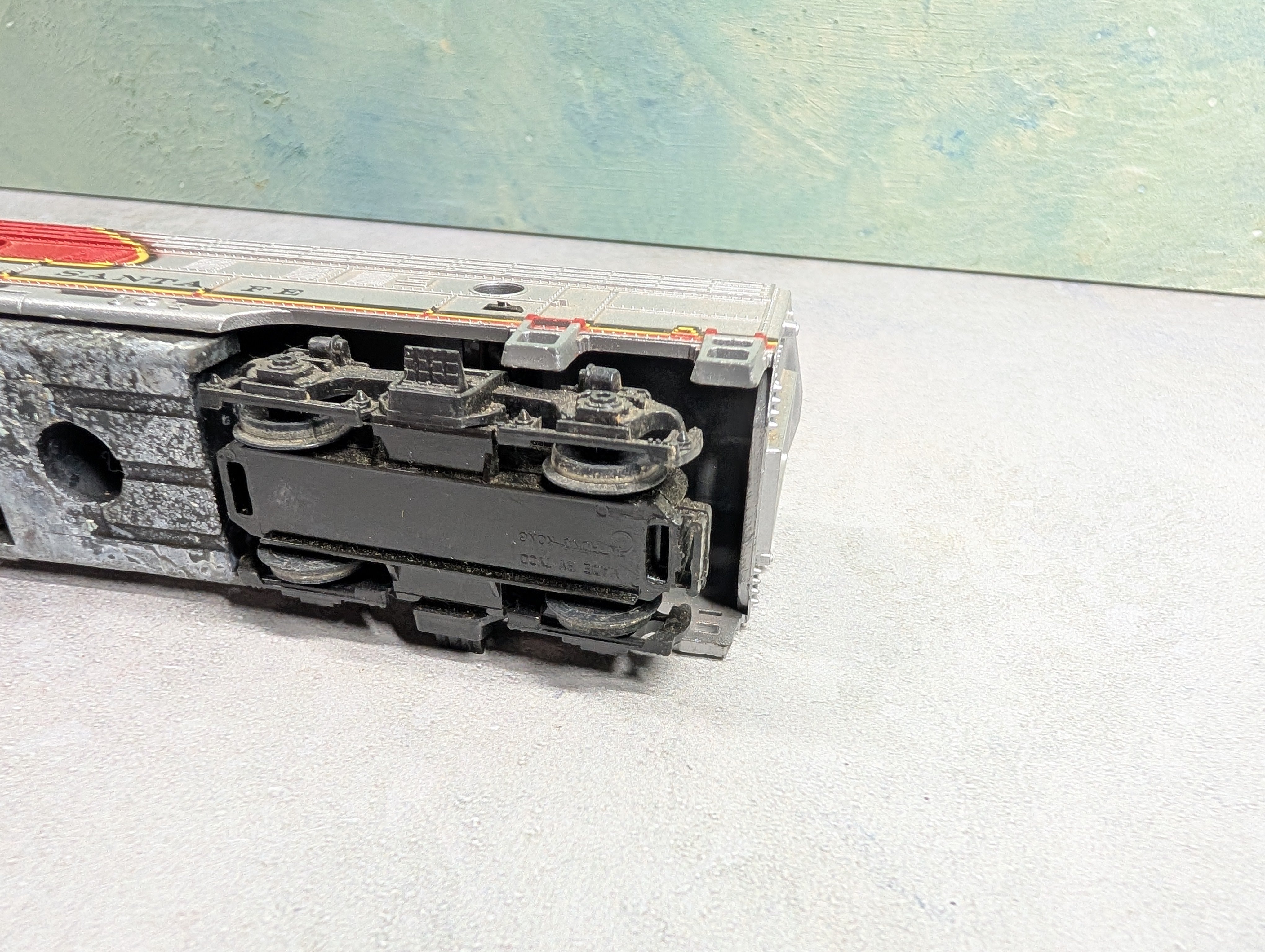 USED Tyco HO Scale F Unit Diesel Locomotive Santa Fe #4015 Unpowered