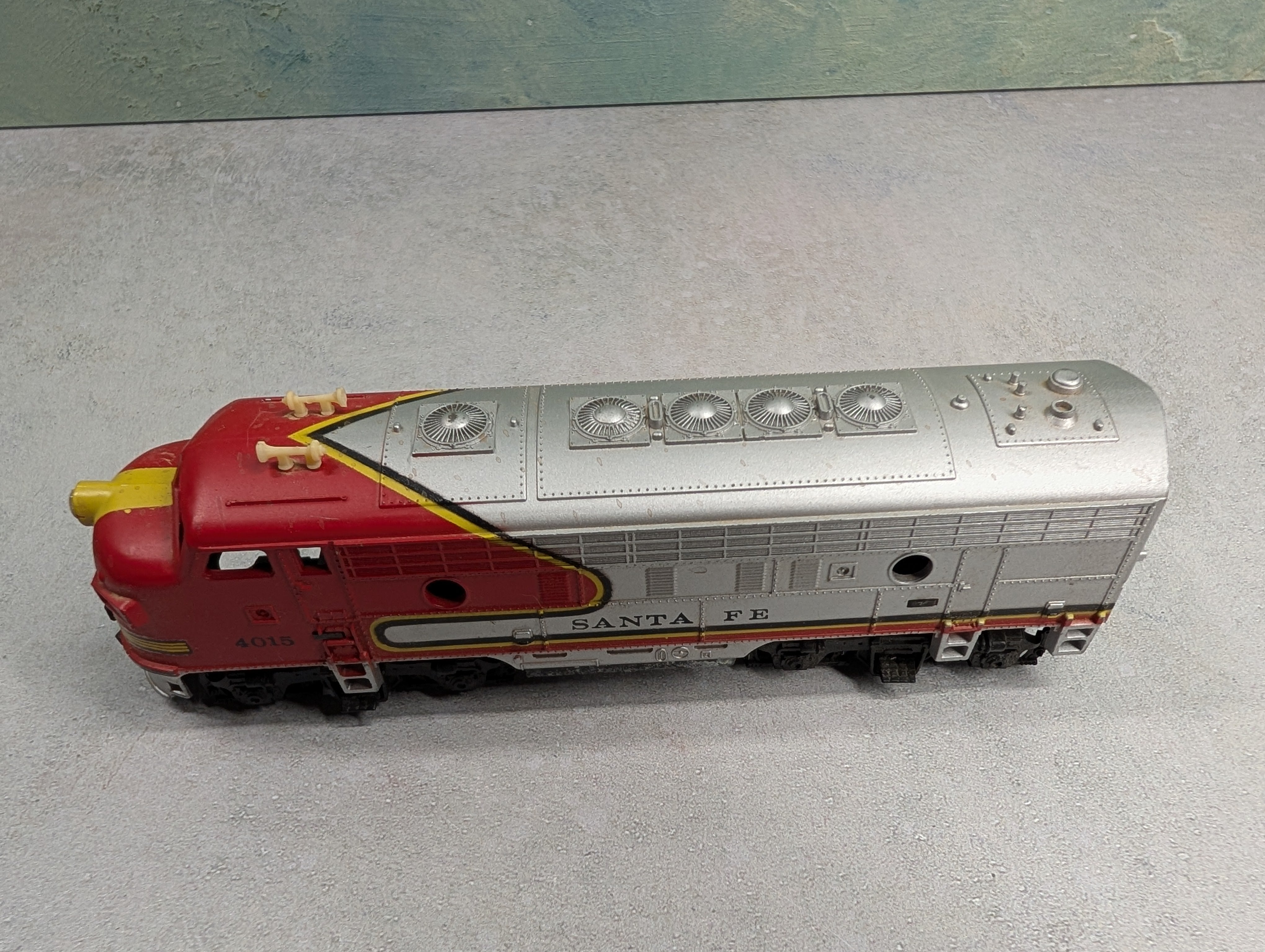 USED Tyco HO Scale F Unit Diesel Locomotive Santa Fe #4015 Unpowered