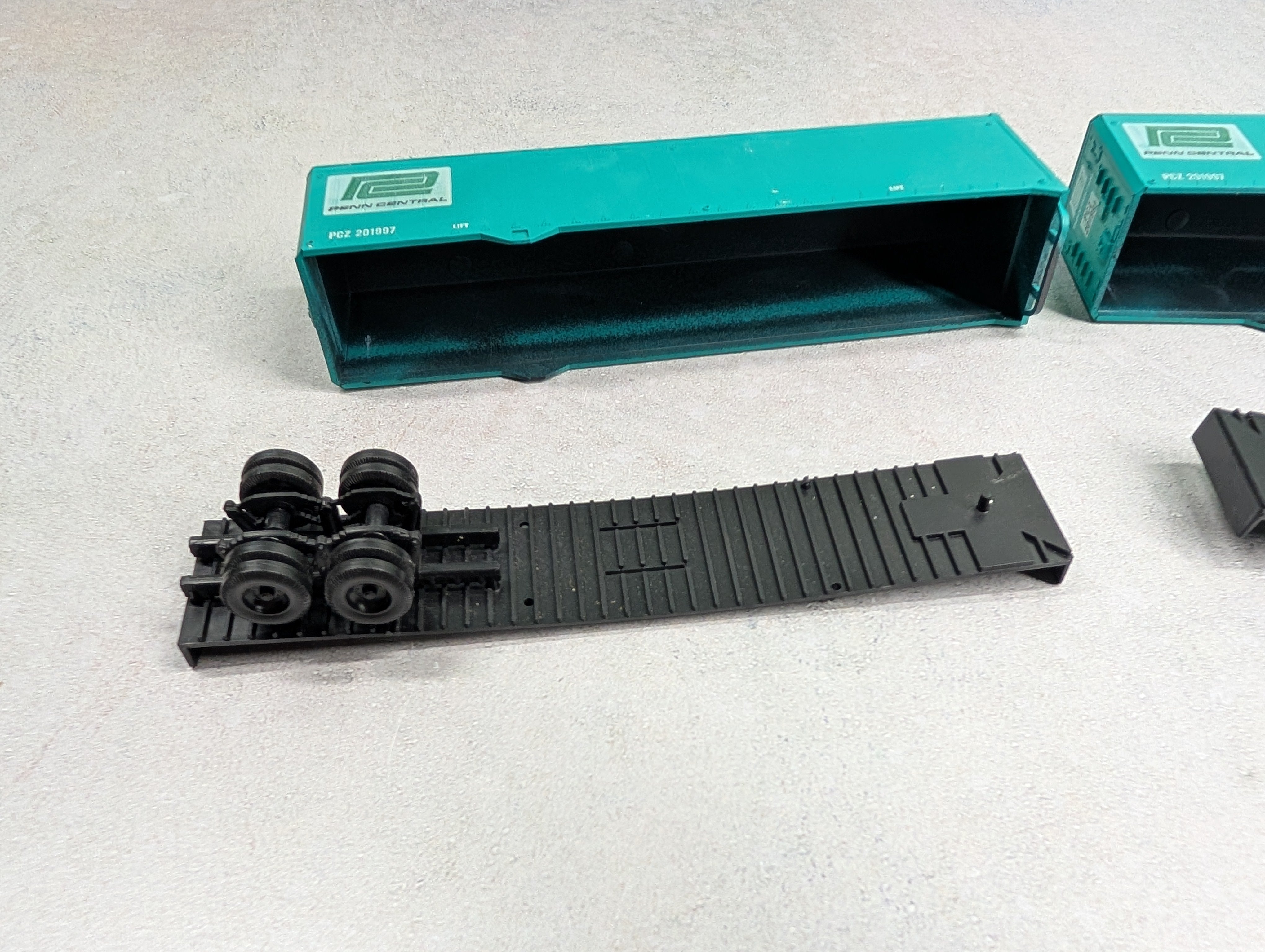 USED Athearn HO Scale Lot of 40' Trailers Penn Central PCZ #201997 Parts/Repairs (2 pcs)