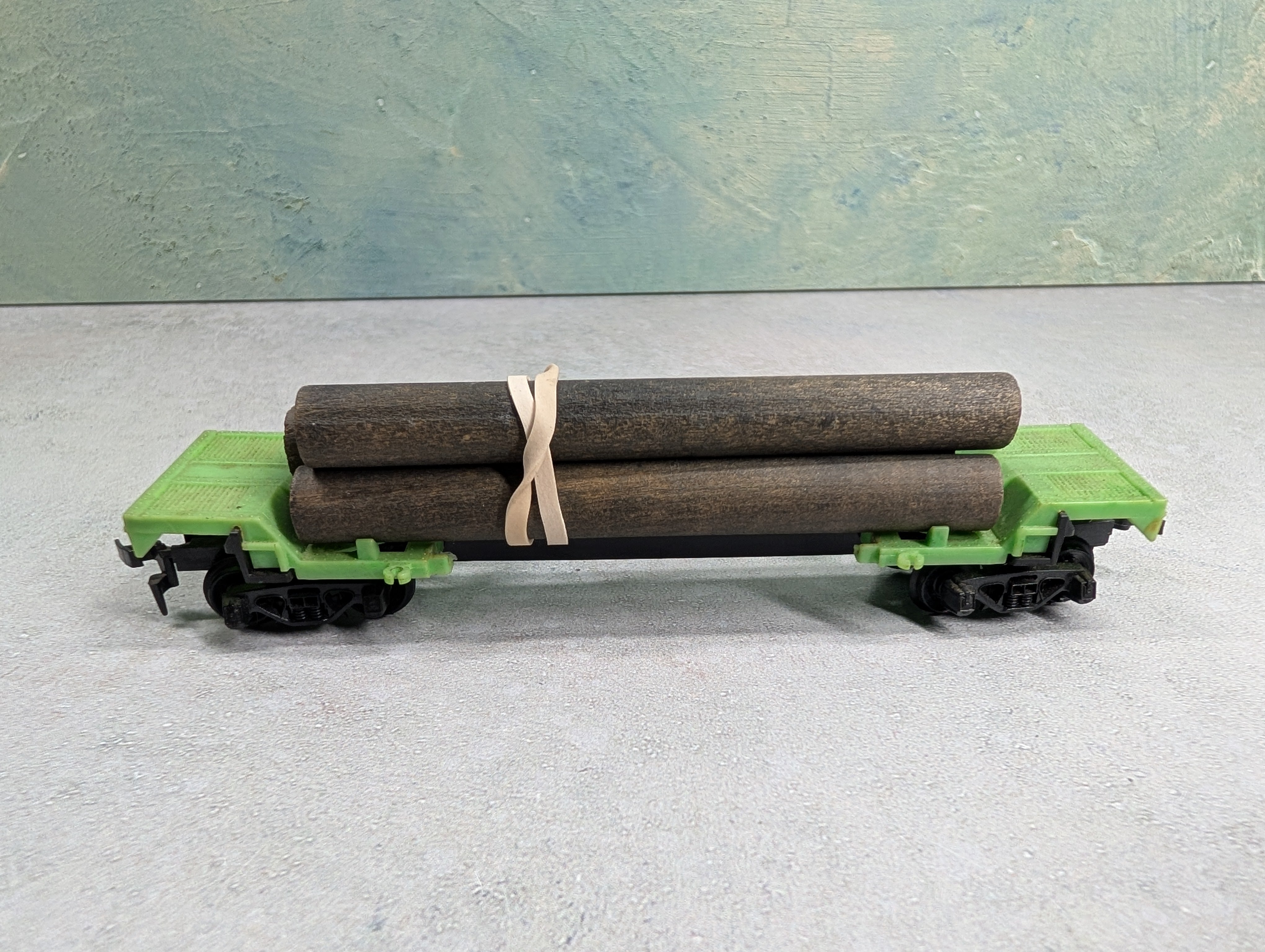 USED Tyco HO Scale Green Skeleton Log Car w/ Load