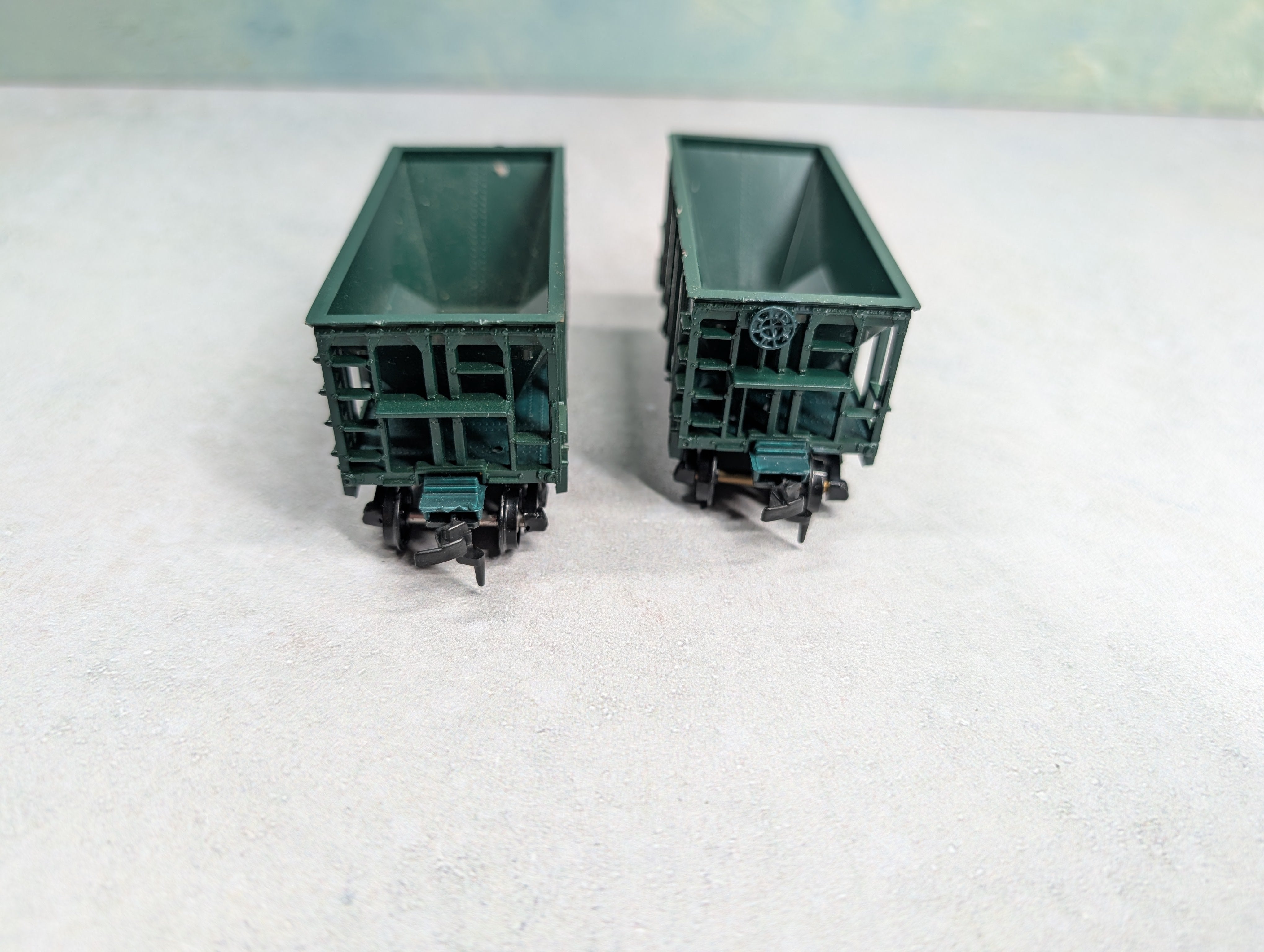 USED Roundhouse HO Scale Ore Cars Chicago & North Western CNW #122891R (2 pcs)