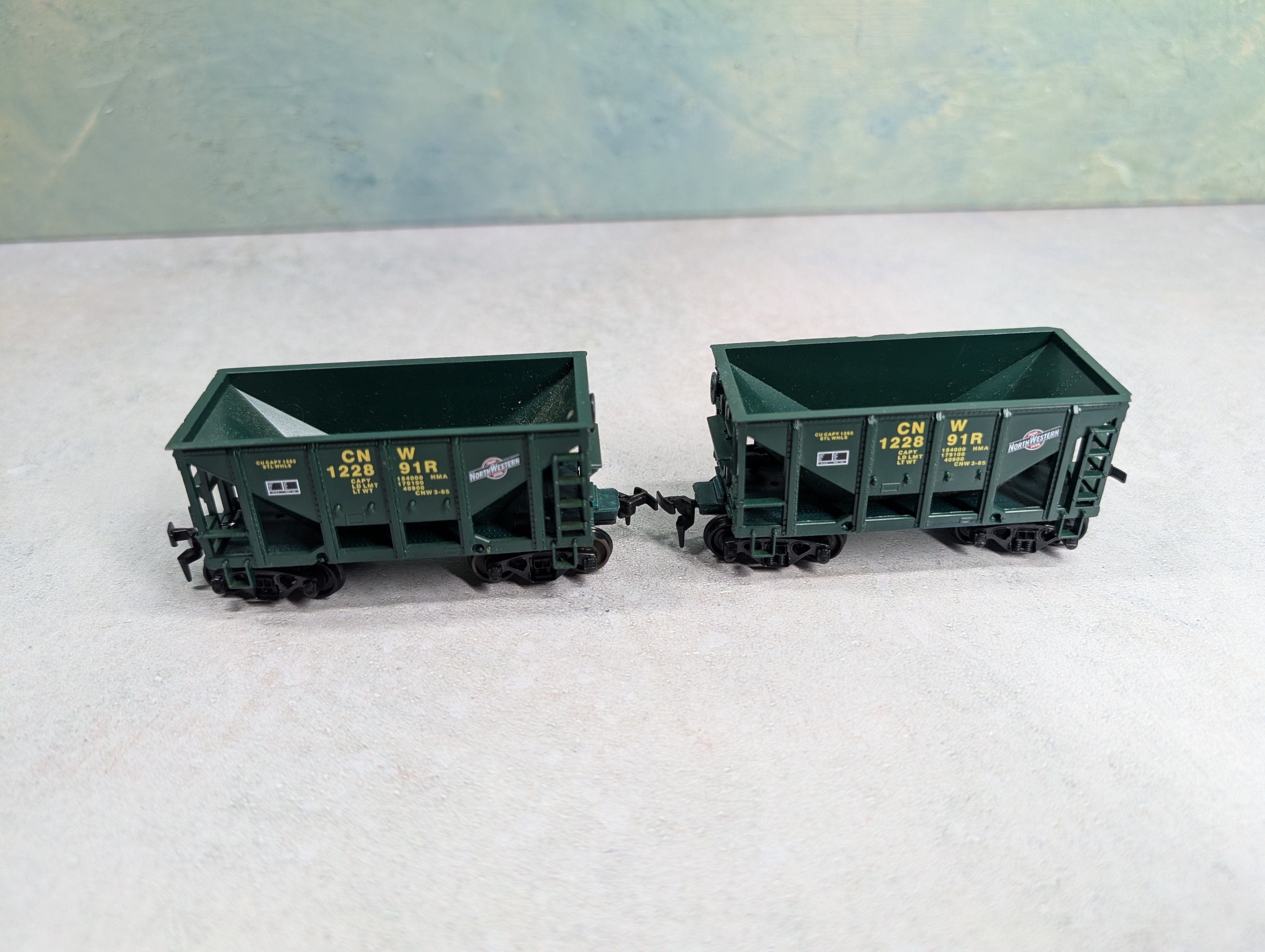 USED Roundhouse HO Scale Ore Cars Chicago & North Western CNW #122891R (2 pcs)