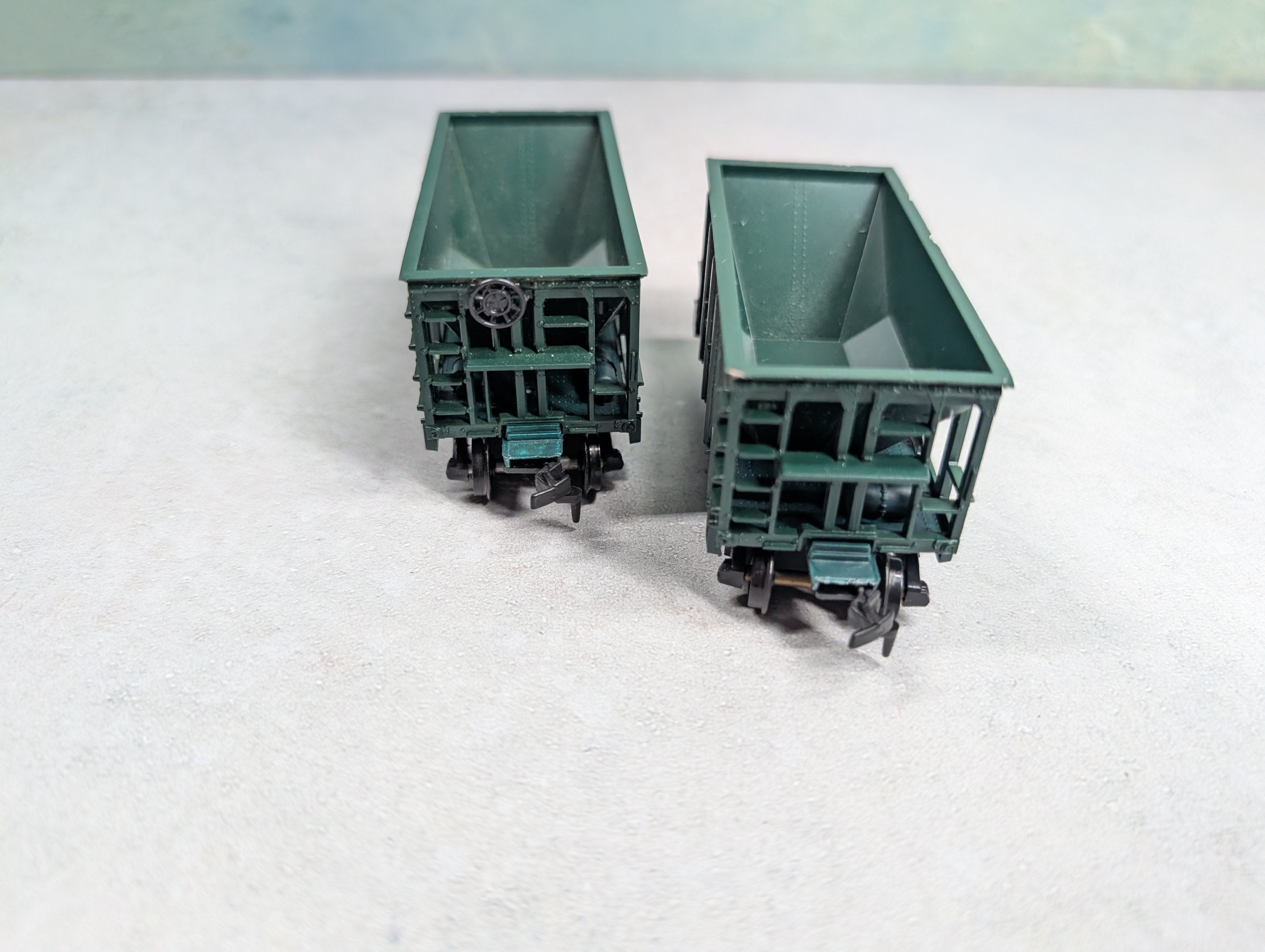 USED Roundhouse HO Scale Ore Cars Chicago & North Western CNW #122891R (2 pcs)