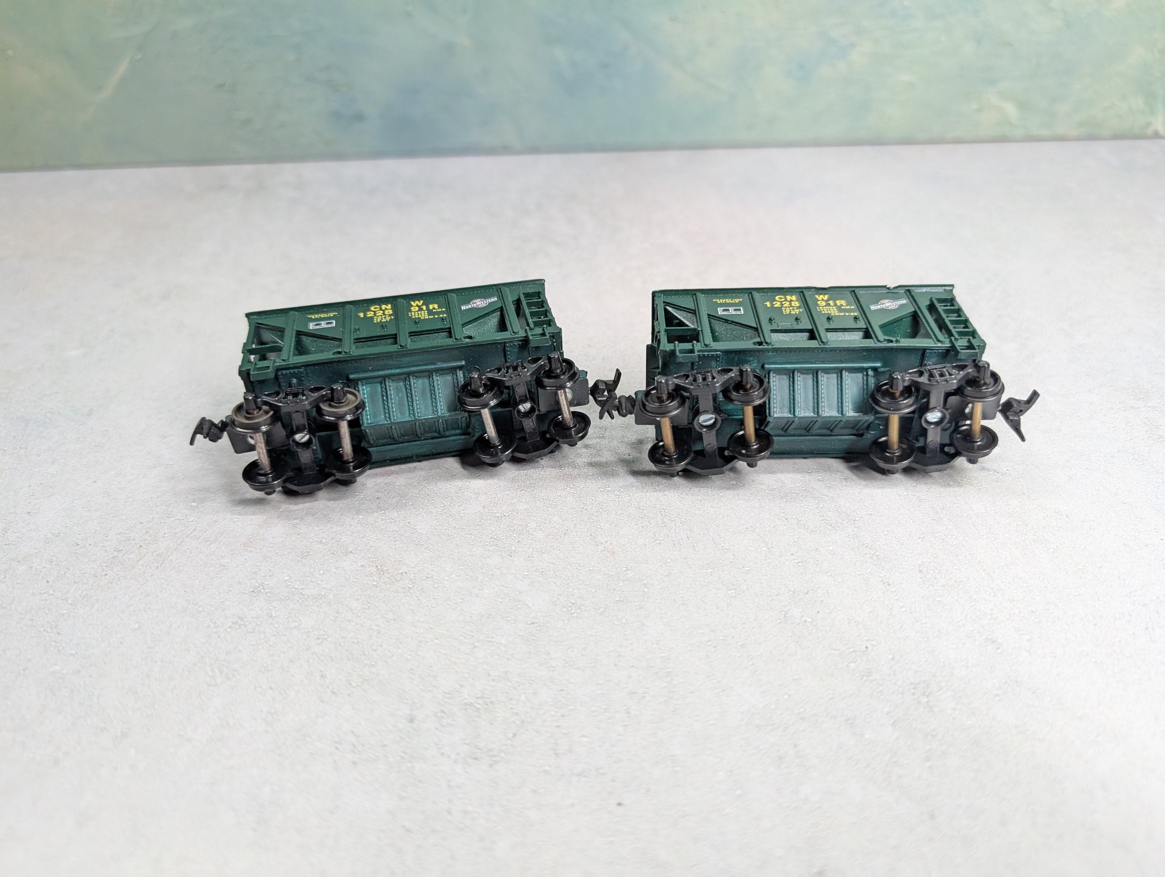 USED Roundhouse HO Scale Ore Cars Chicago & North Western CNW #122891R (2 pcs)