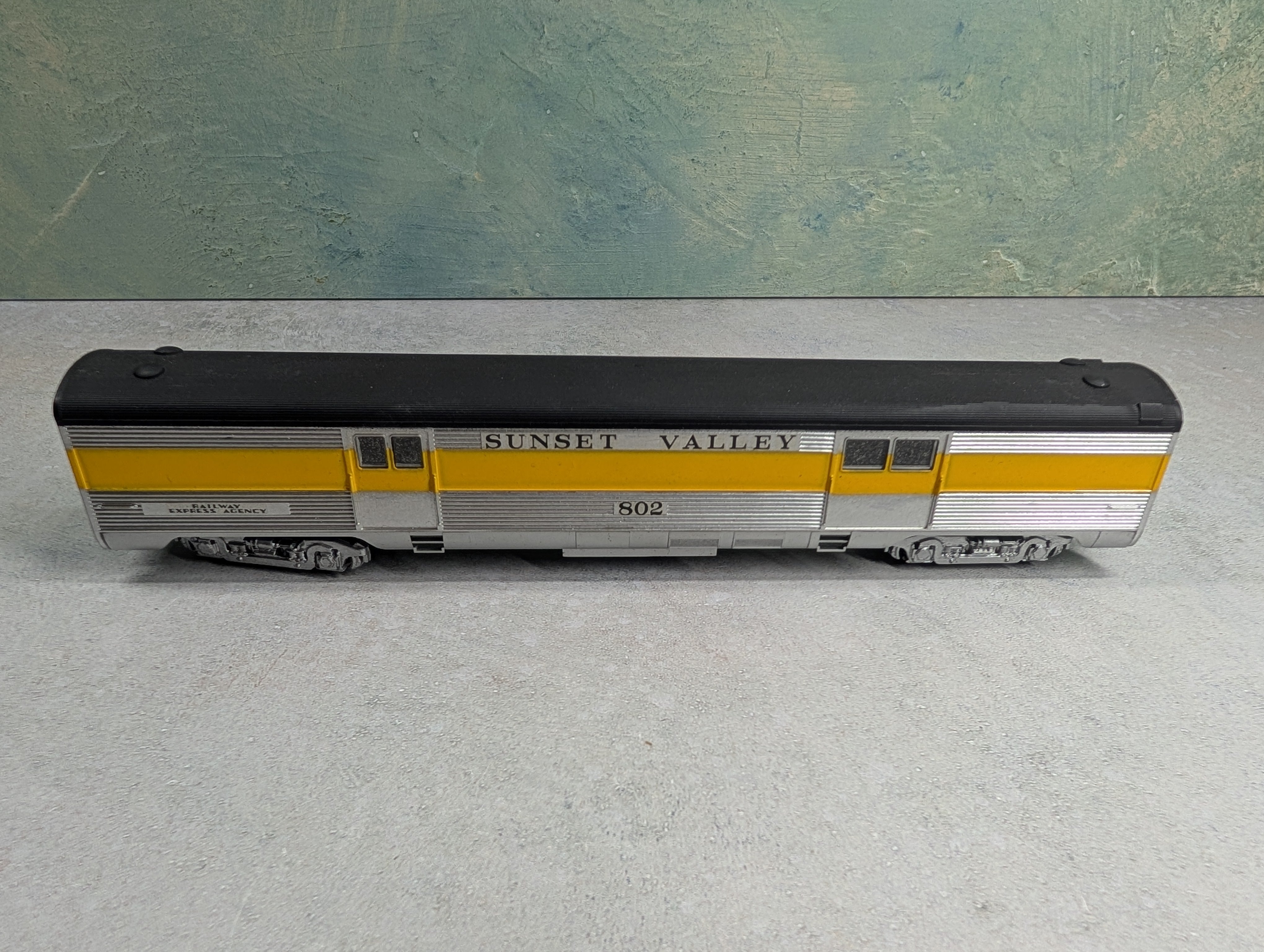 USED Athearn HO Scale Custom Railway Express Agency Passenger Car