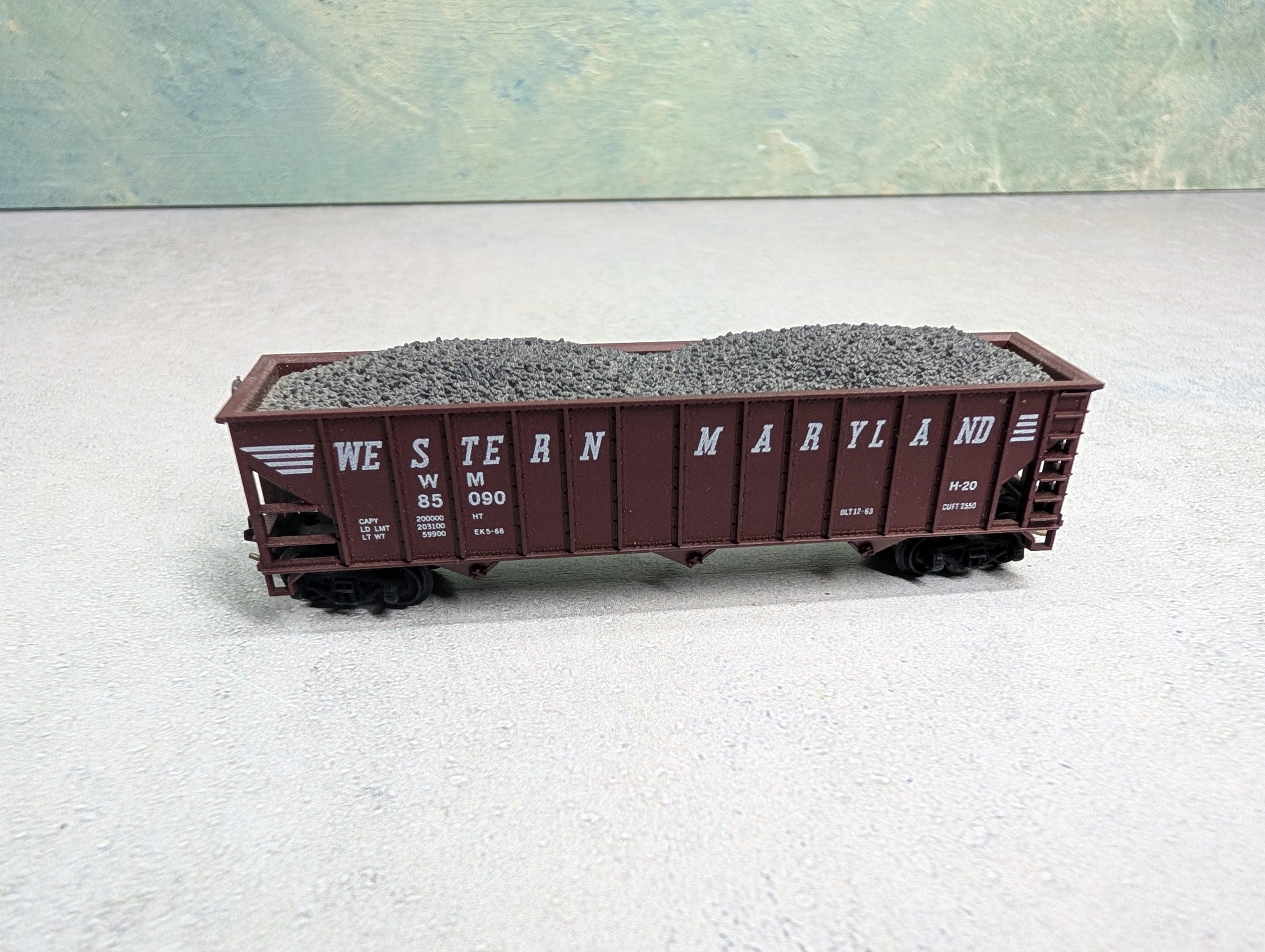 USED Atlas N Scale 90 Ton 3 Bay Hopper Western Maryland WM #85090 w/ Load, Knuckle Couplers