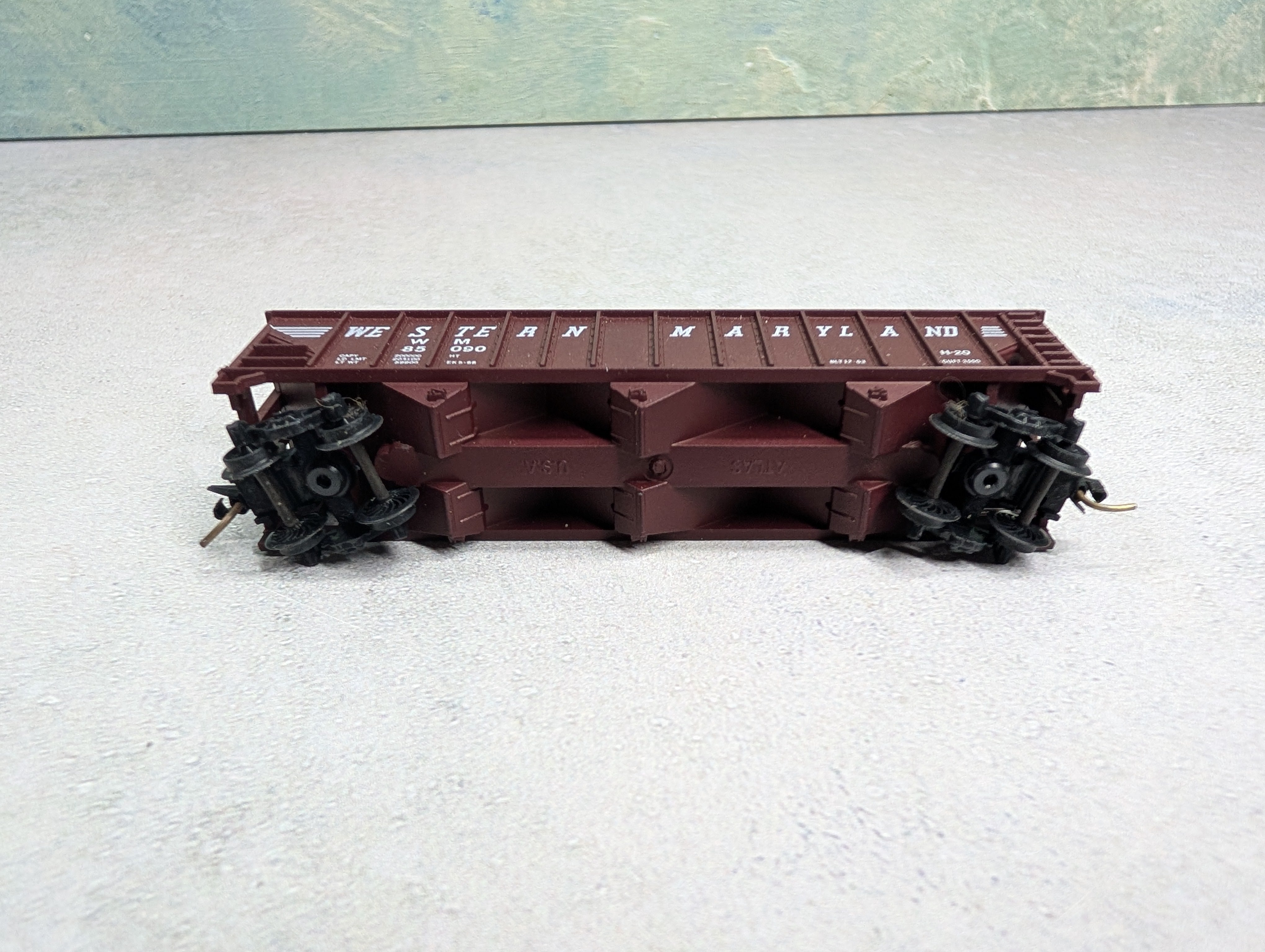 USED Atlas N Scale 90 Ton 3 Bay Hopper Western Maryland WM #85090 w/ Load, Knuckle Couplers