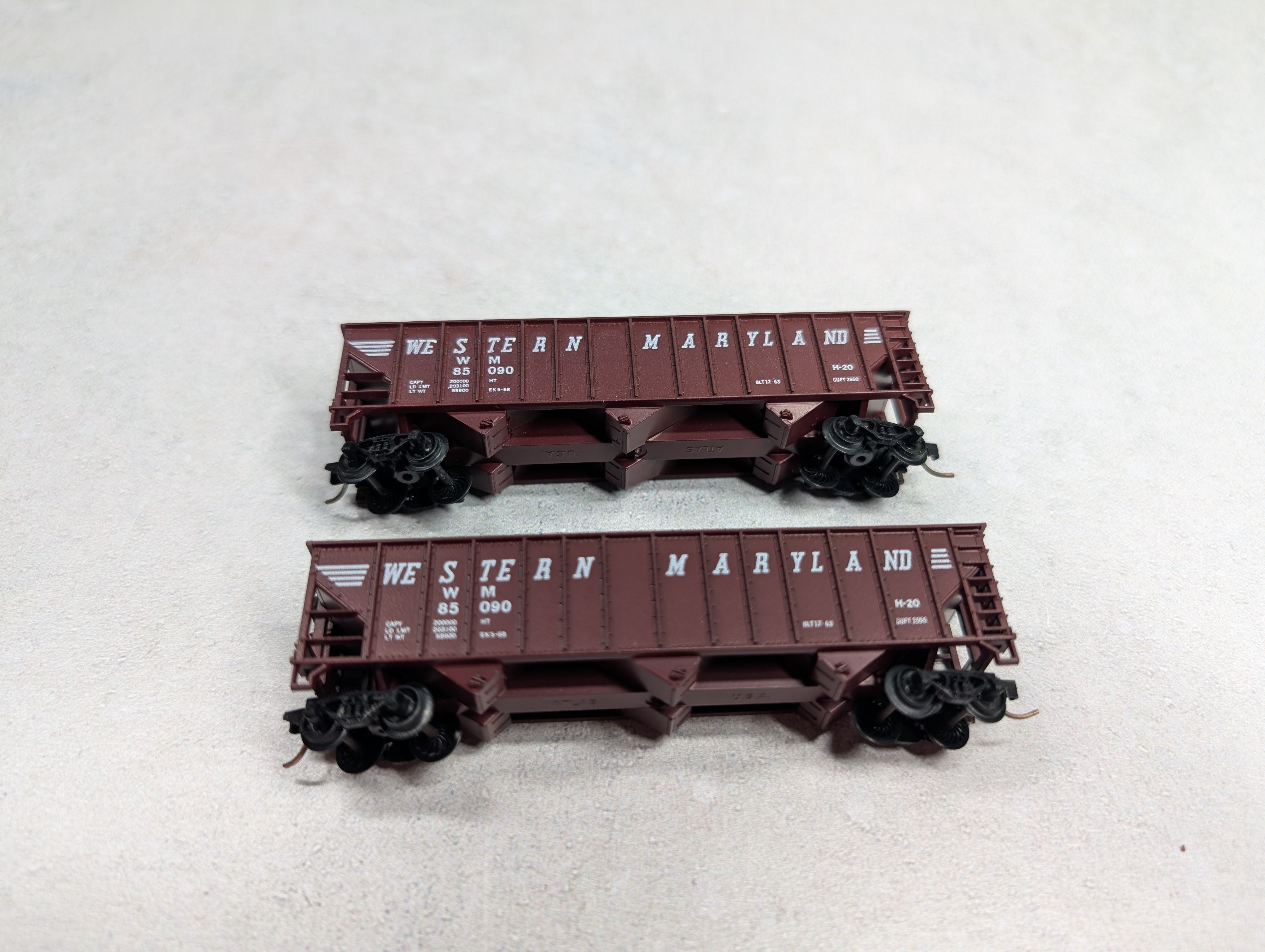 USED Atlas N Scale 90 Ton 3 Bay Hopper Western Maryland WM #85090 w/ Load, Knuckle Couplers (2 pcs)