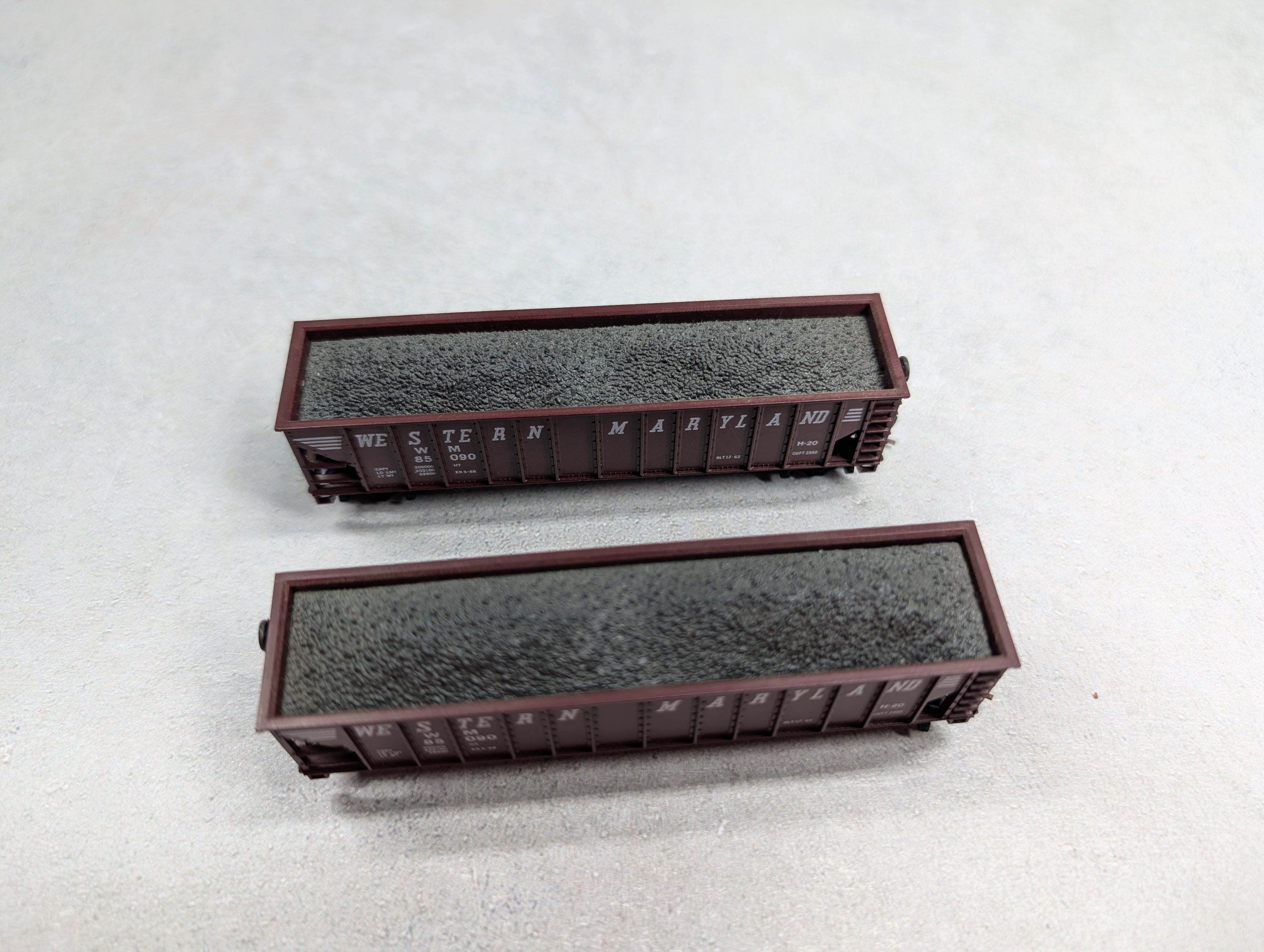 USED Atlas N Scale 90 Ton 3 Bay Hopper Western Maryland WM #85090 w/ Load, Knuckle Couplers (2 pcs)