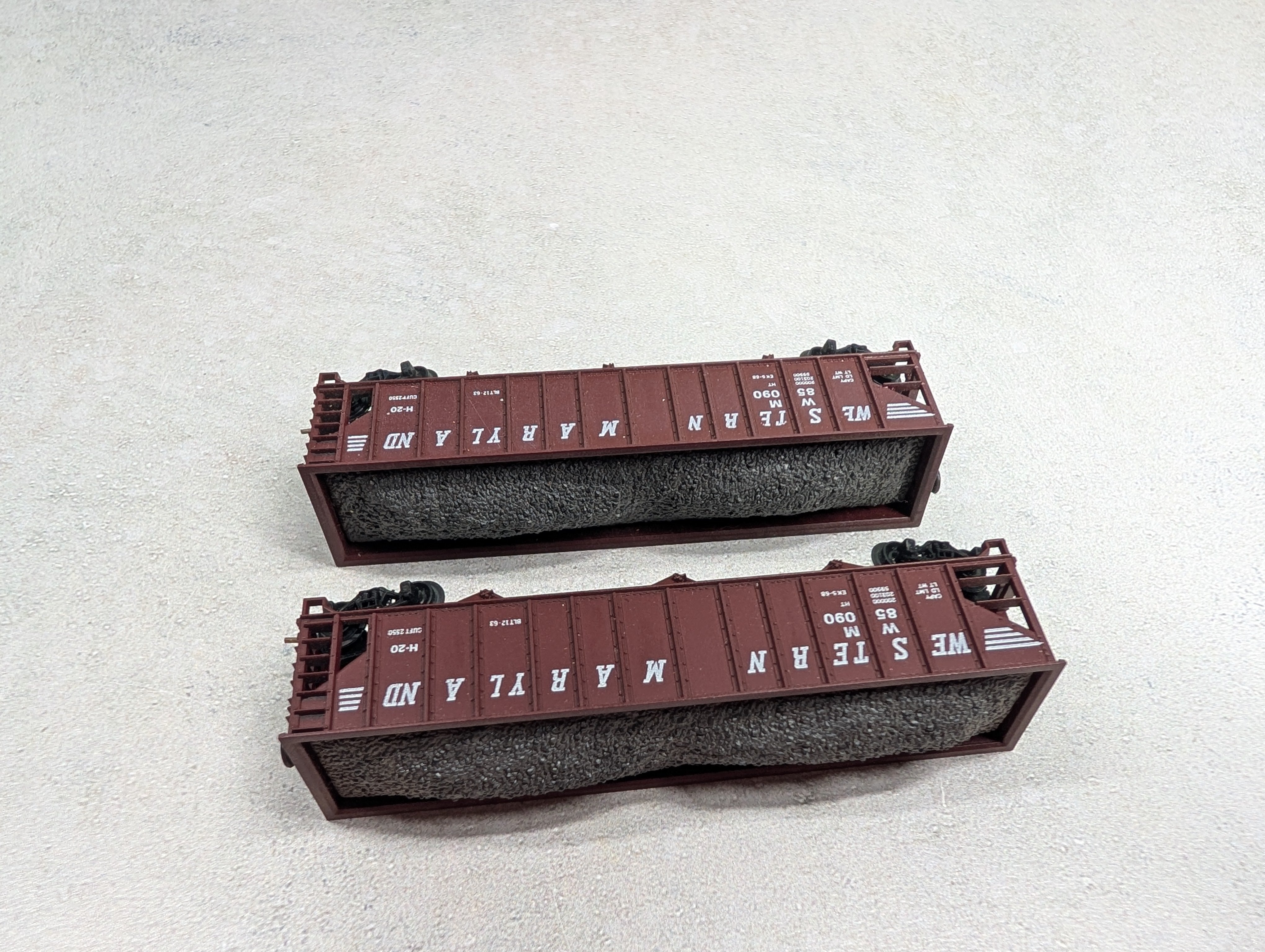 USED Atlas N Scale 90 Ton 3 Bay Hopper Western Maryland WM #85090 w/ Load, Knuckle Couplers (2 pcs)