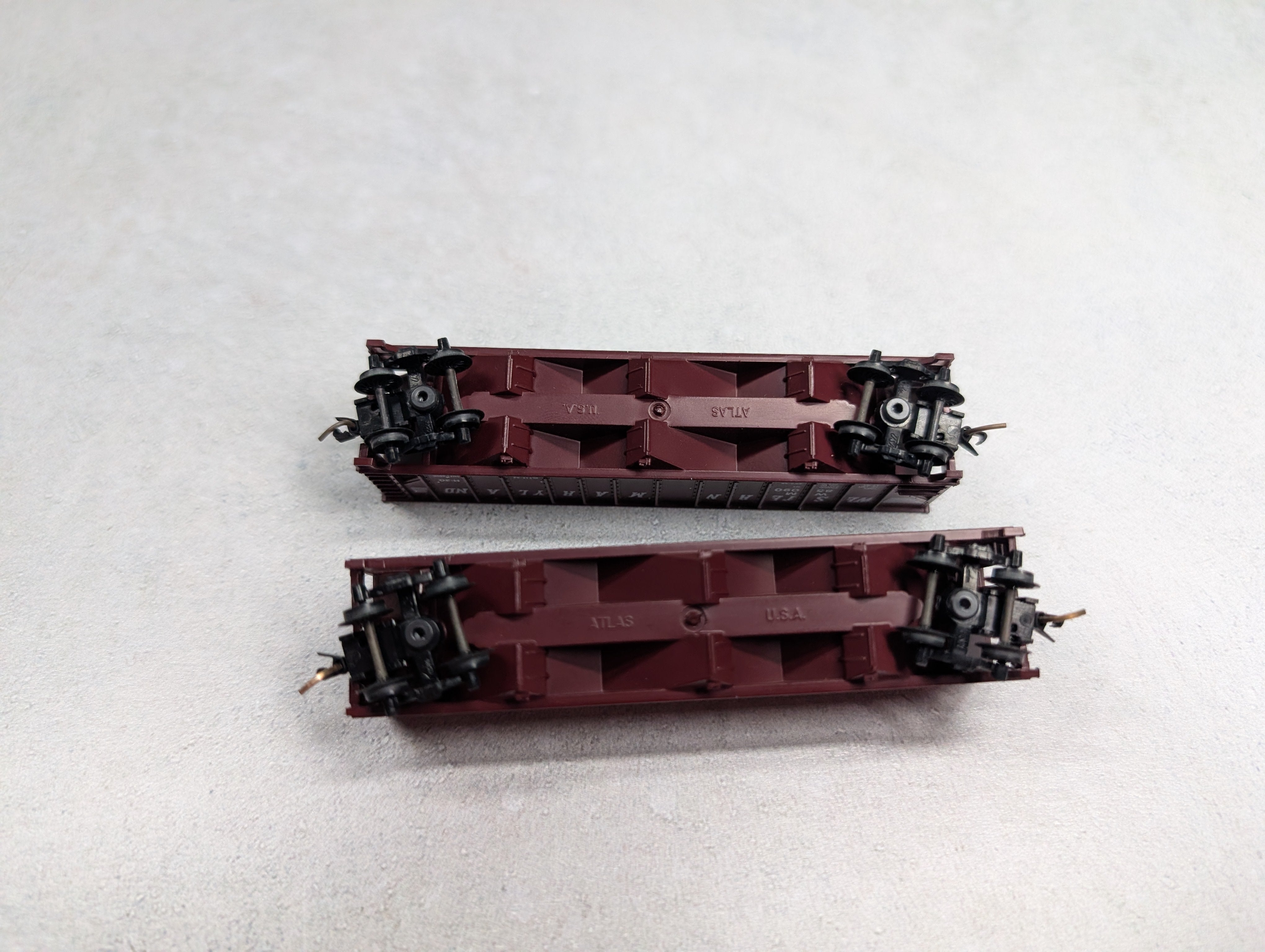 USED Atlas N Scale 90 Ton 3 Bay Hopper Western Maryland WM #85090 w/ Load, Knuckle Couplers (2 pcs)