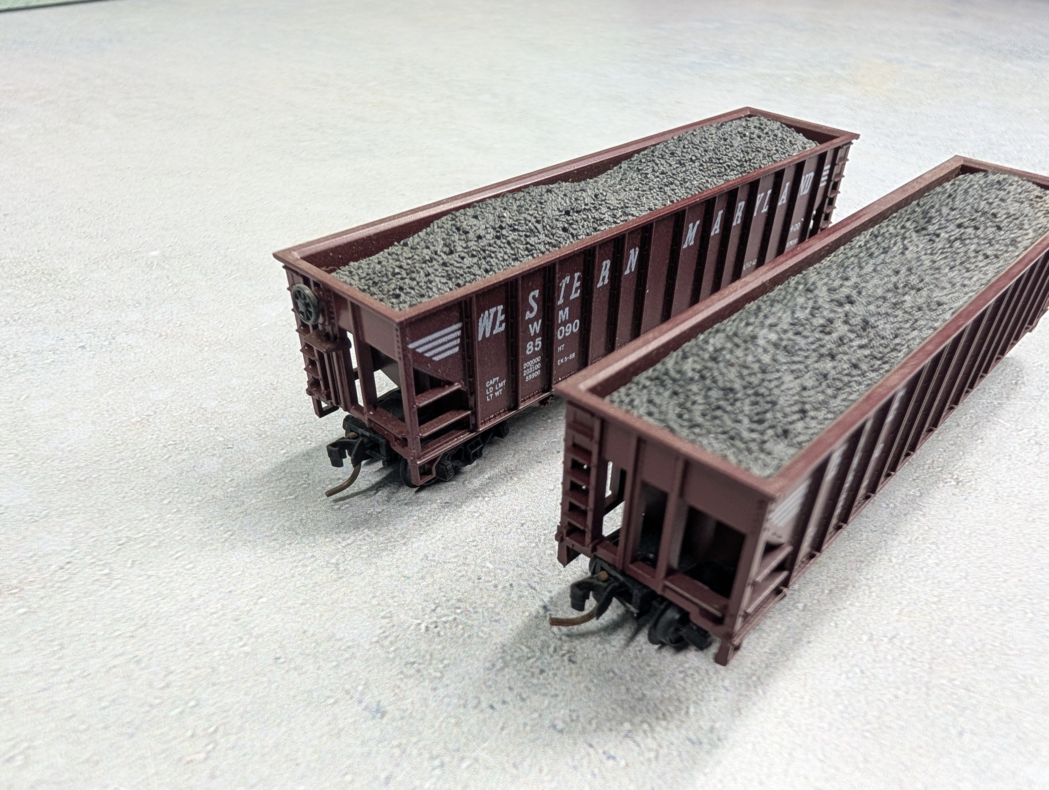 USED Atlas N Scale 90 Ton 3 Bay Hopper Western Maryland WM #85090 w/ Load, Knuckle Couplers (2 pcs)