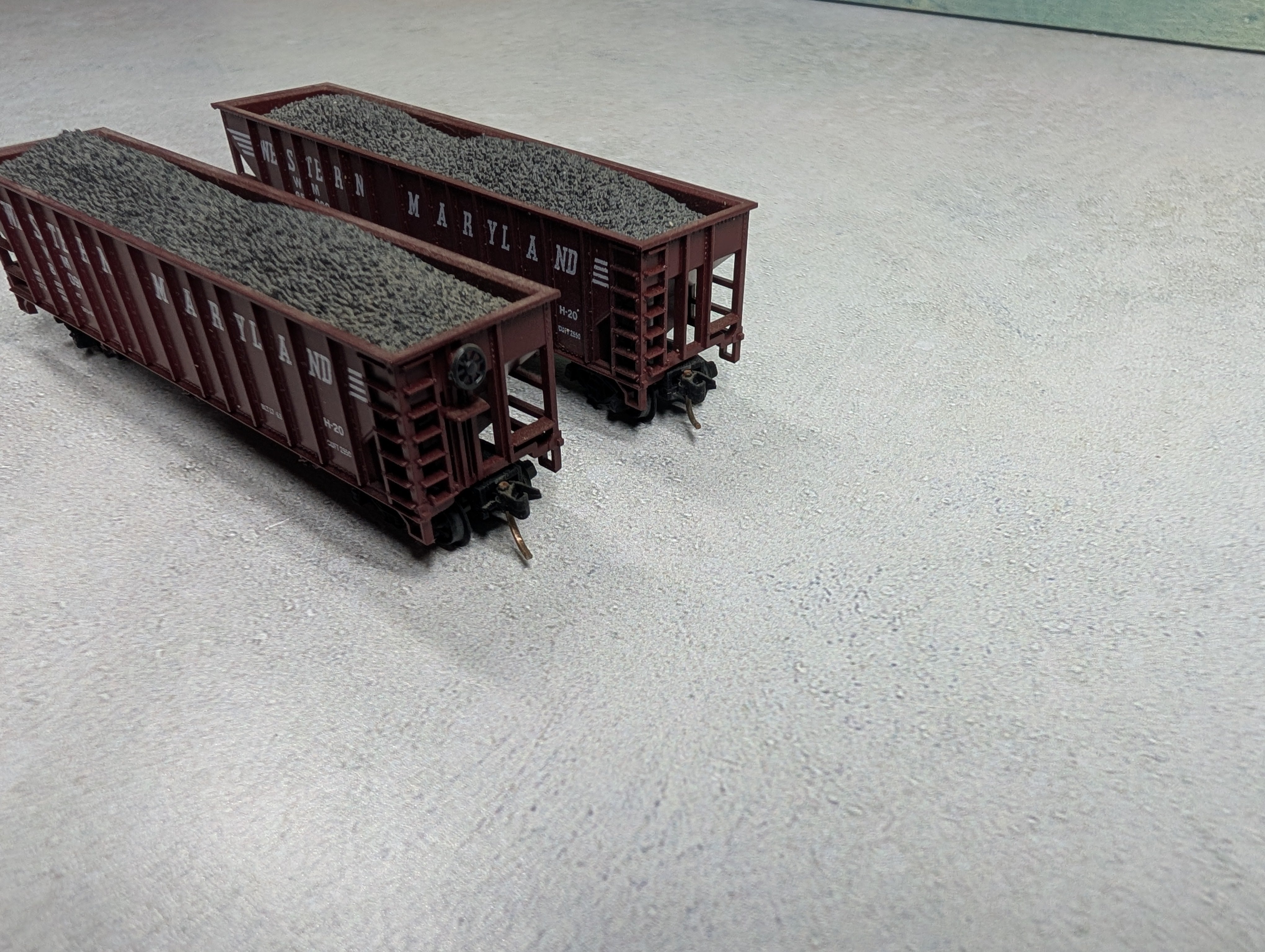 USED Atlas N Scale 90 Ton 3 Bay Hopper Western Maryland WM #85090 w/ Load, Knuckle Couplers (2 pcs)