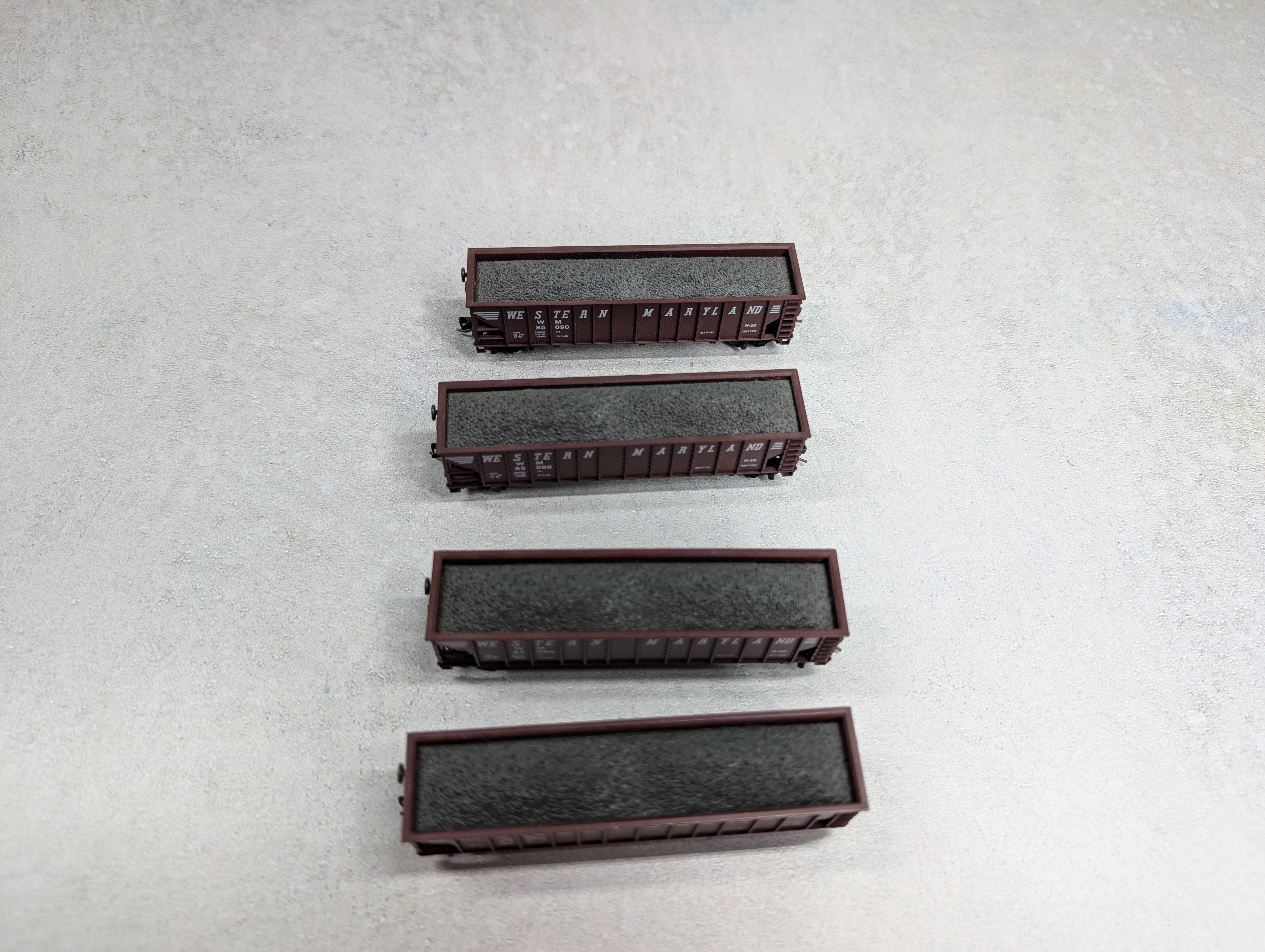 USED Atlas N Scale 90 Ton 3 Bay Hopper Western Maryland WM #85090 w/ Load, Knuckle Couplers (4 pcs)