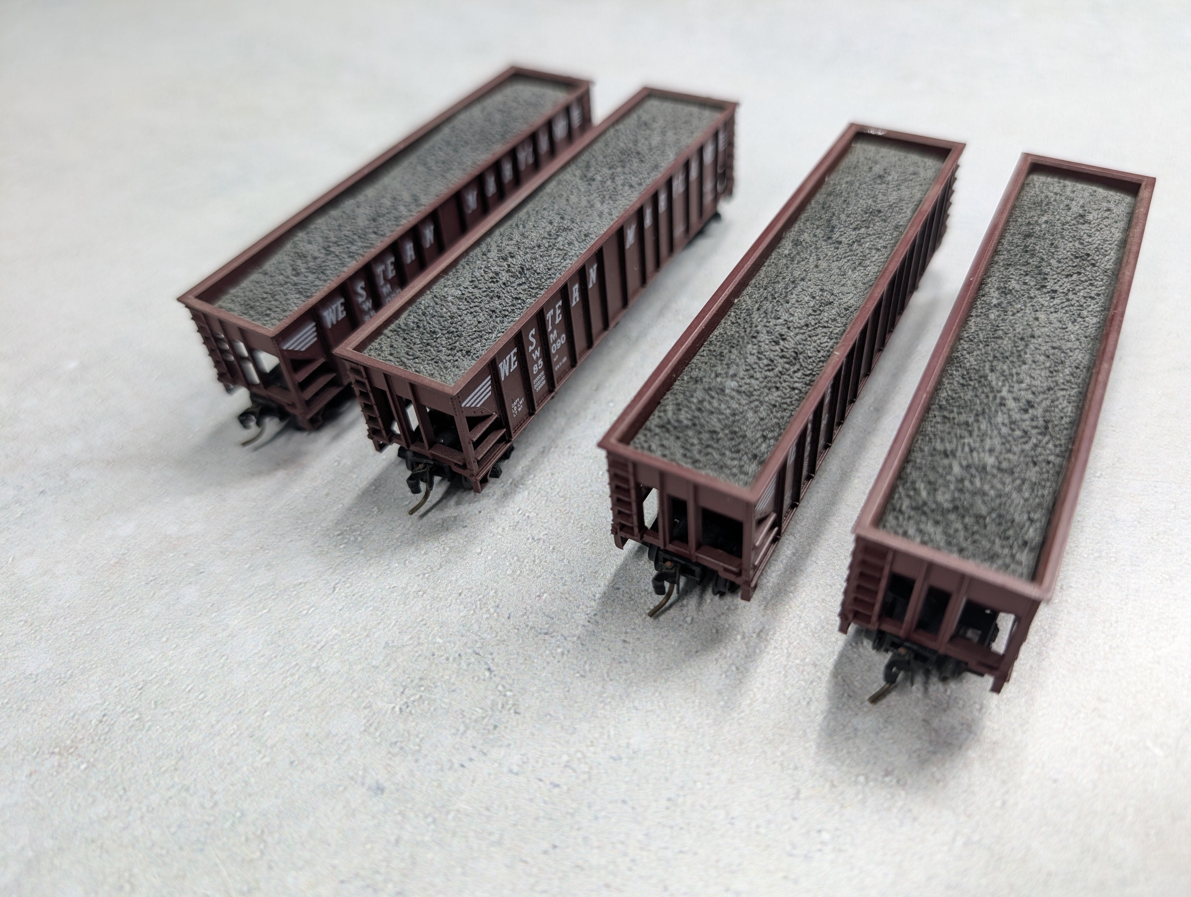 USED Atlas N Scale 90 Ton 3 Bay Hopper Western Maryland WM #85090 w/ Load, Knuckle Couplers (4 pcs)