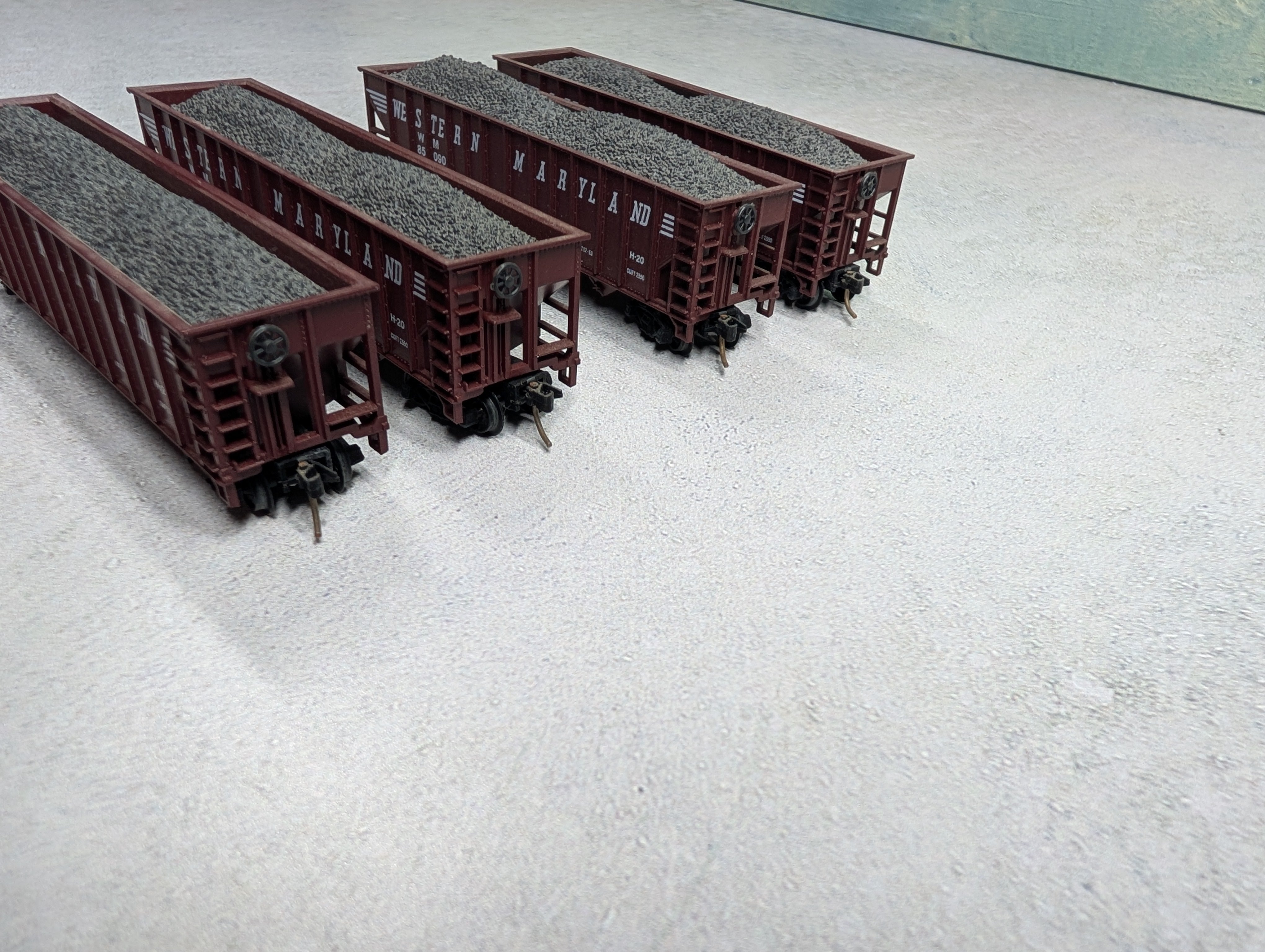 USED Atlas N Scale 90 Ton 3 Bay Hopper Western Maryland WM #85090 w/ Load, Knuckle Couplers (4 pcs)