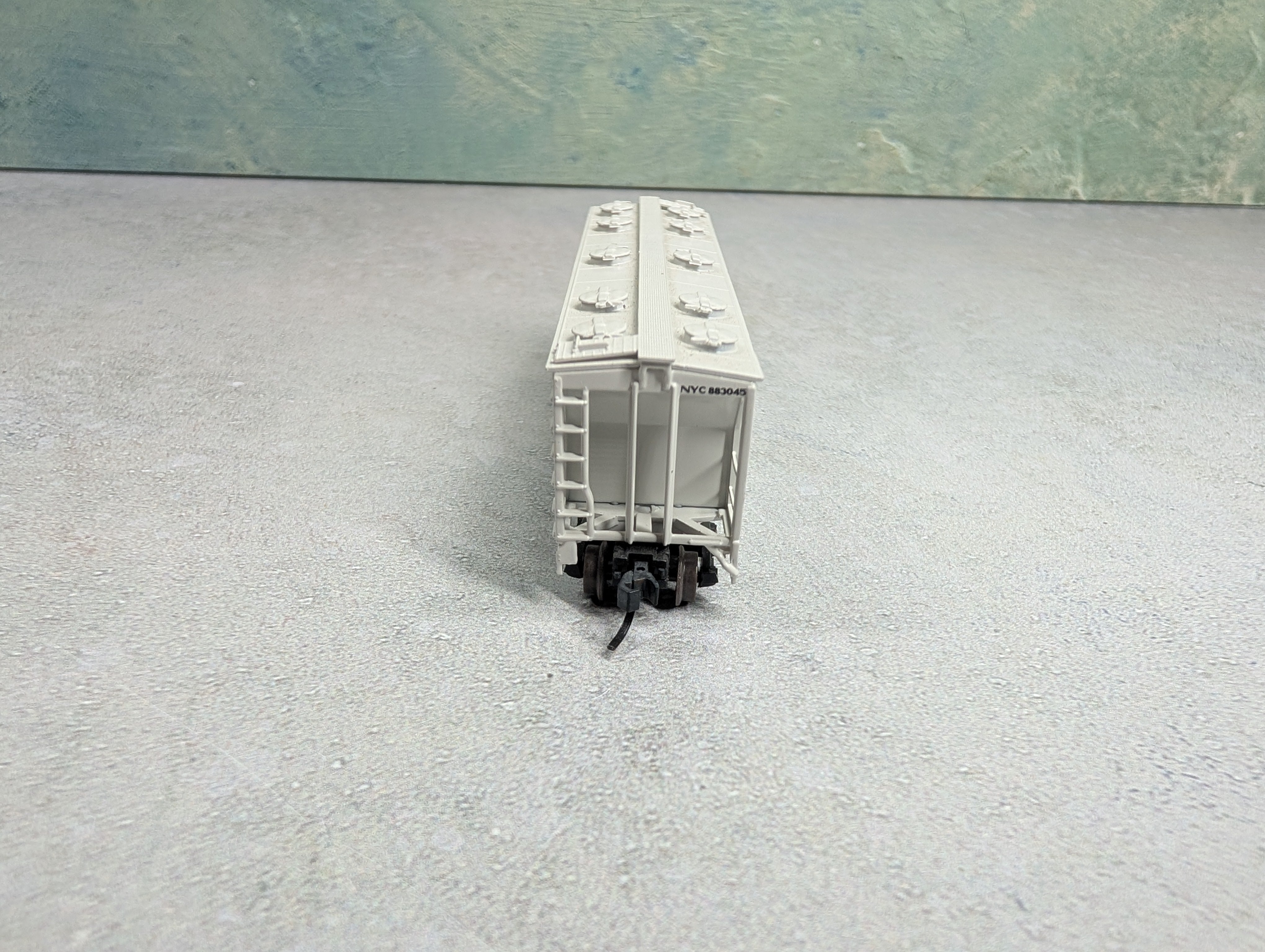 USED Athearn N Scale 3 Bay Covered Hopper New York Central NYC #883045 Knuckle Couplers