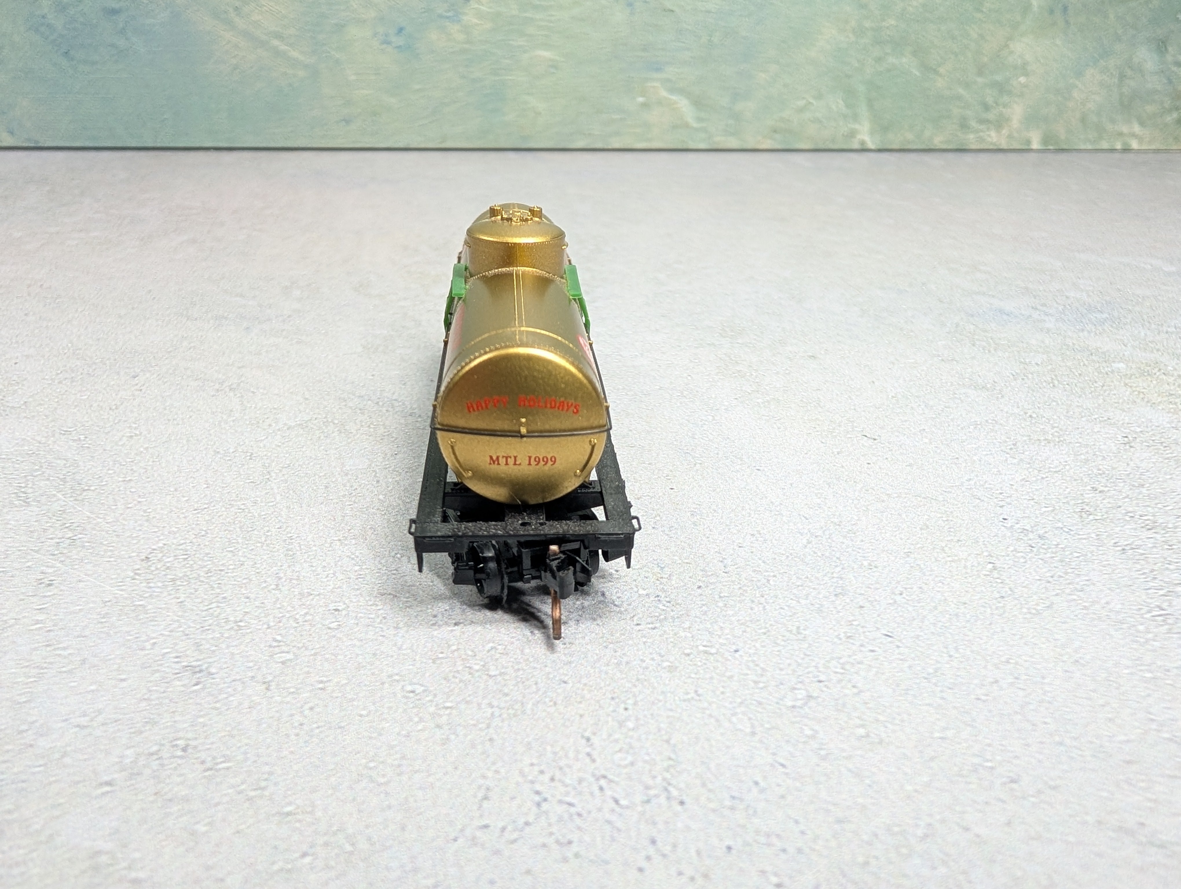 USED Micro-Trains N Scale 39' Single Dome Tank Car Holiday Car MTL #1999