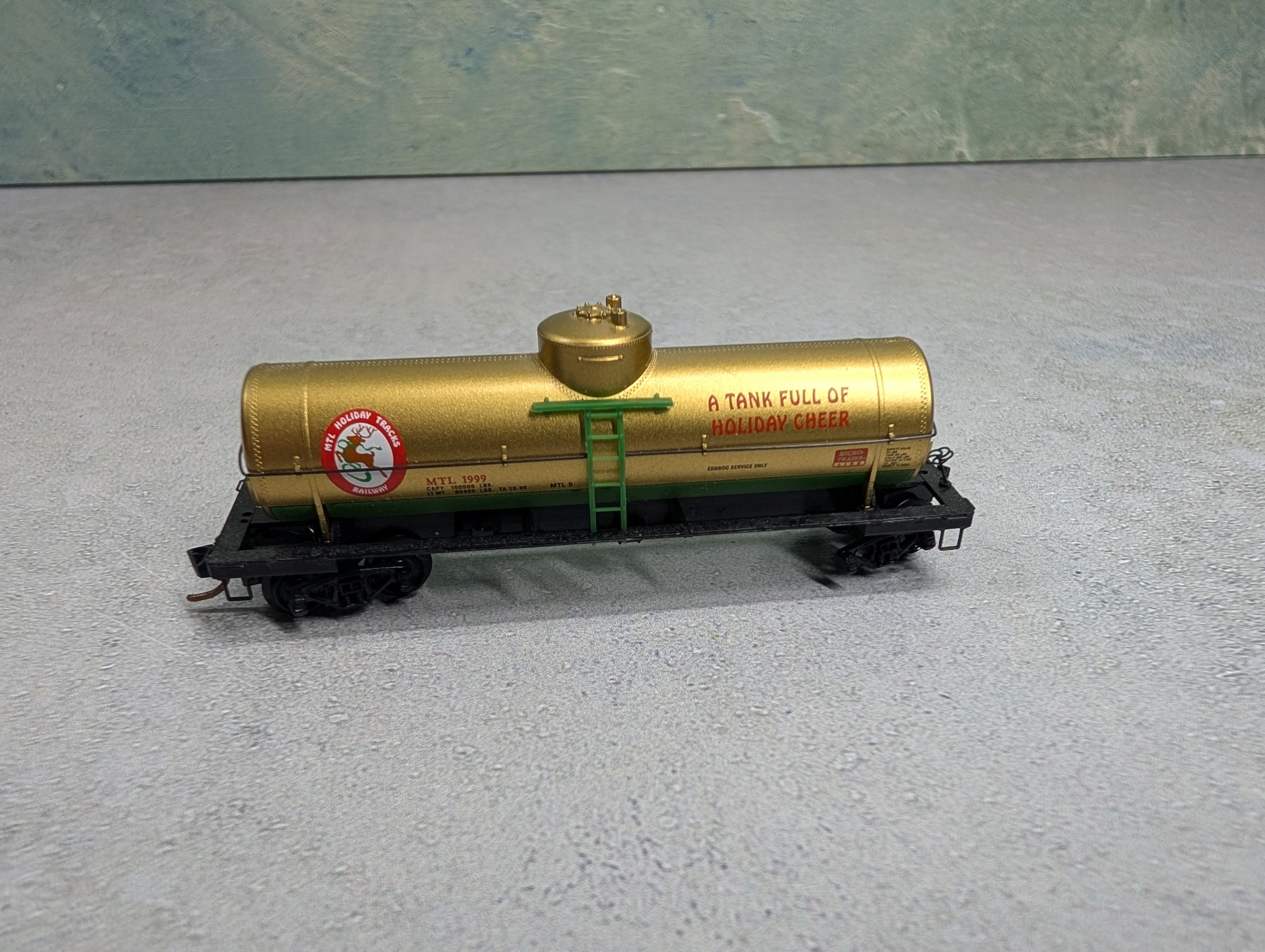 USED Micro-Trains N Scale 39' Single Dome Tank Car Holiday Car MTL #1999