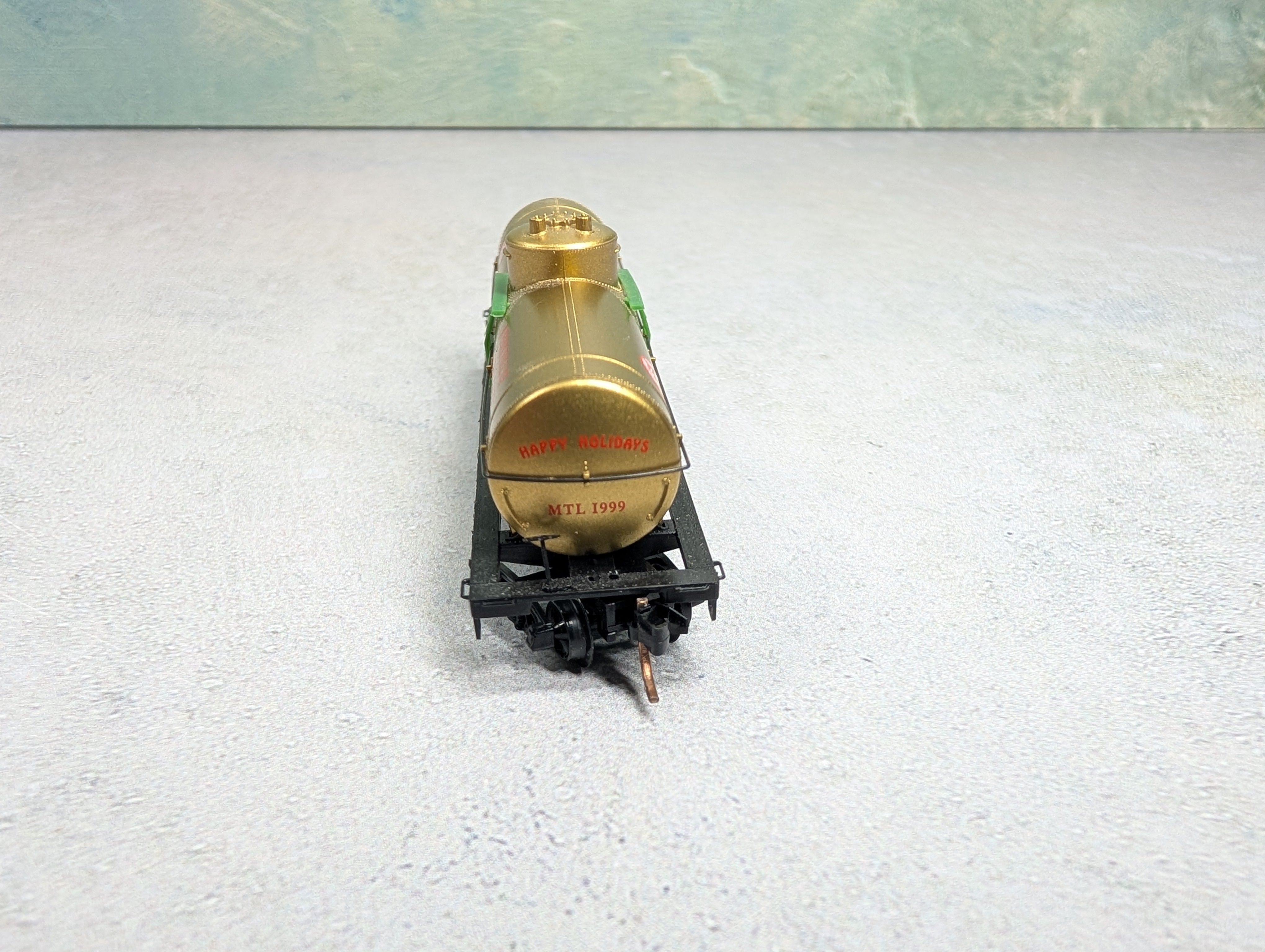 USED Micro-Trains N Scale 39' Single Dome Tank Car Holiday Car MTL #1999