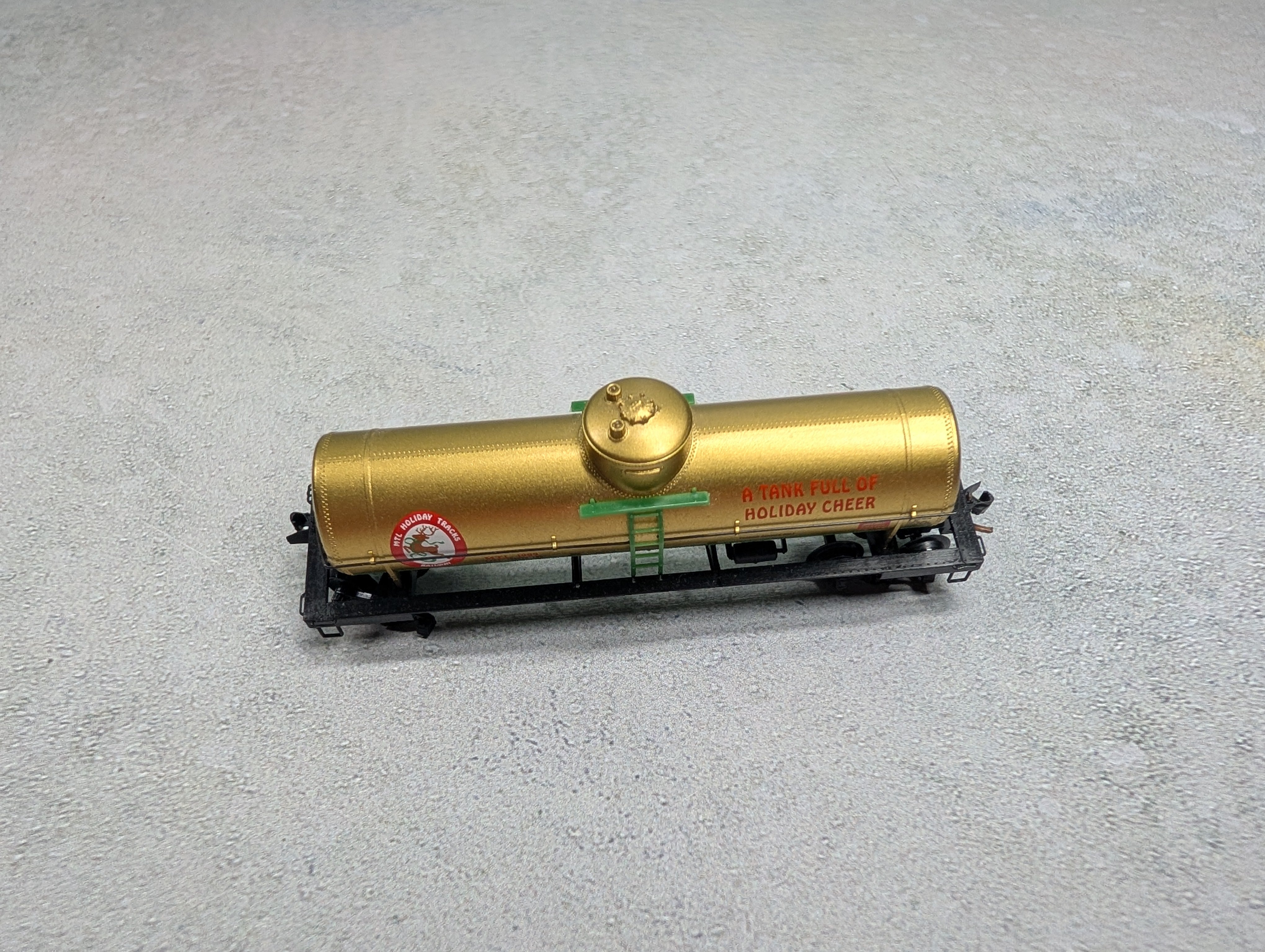 USED Micro-Trains N Scale 39' Single Dome Tank Car Holiday Car MTL #1999
