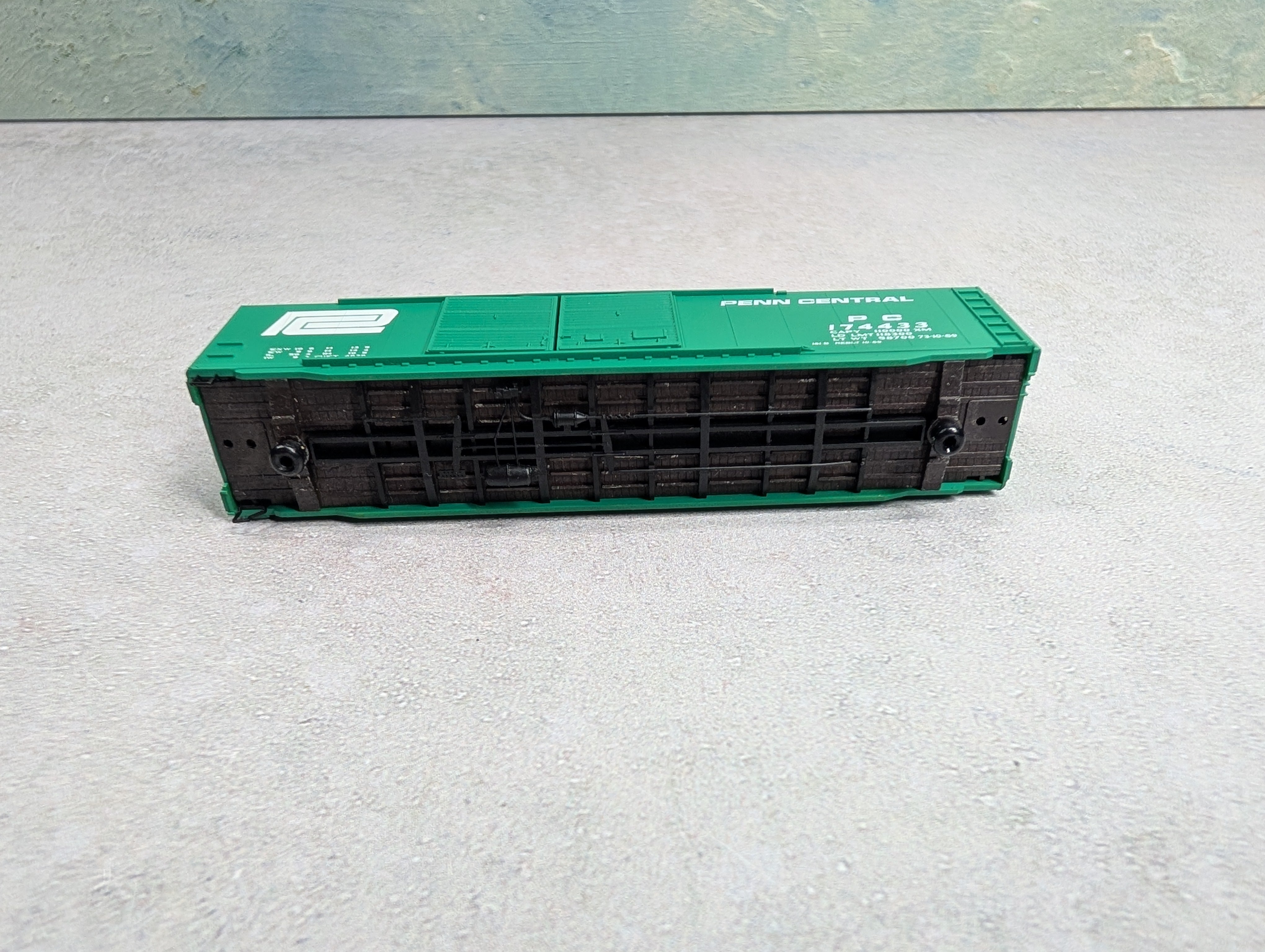 USED Micro-Trains N Scale 50' DD Box Car Penn Central PC #174433 No Trucks