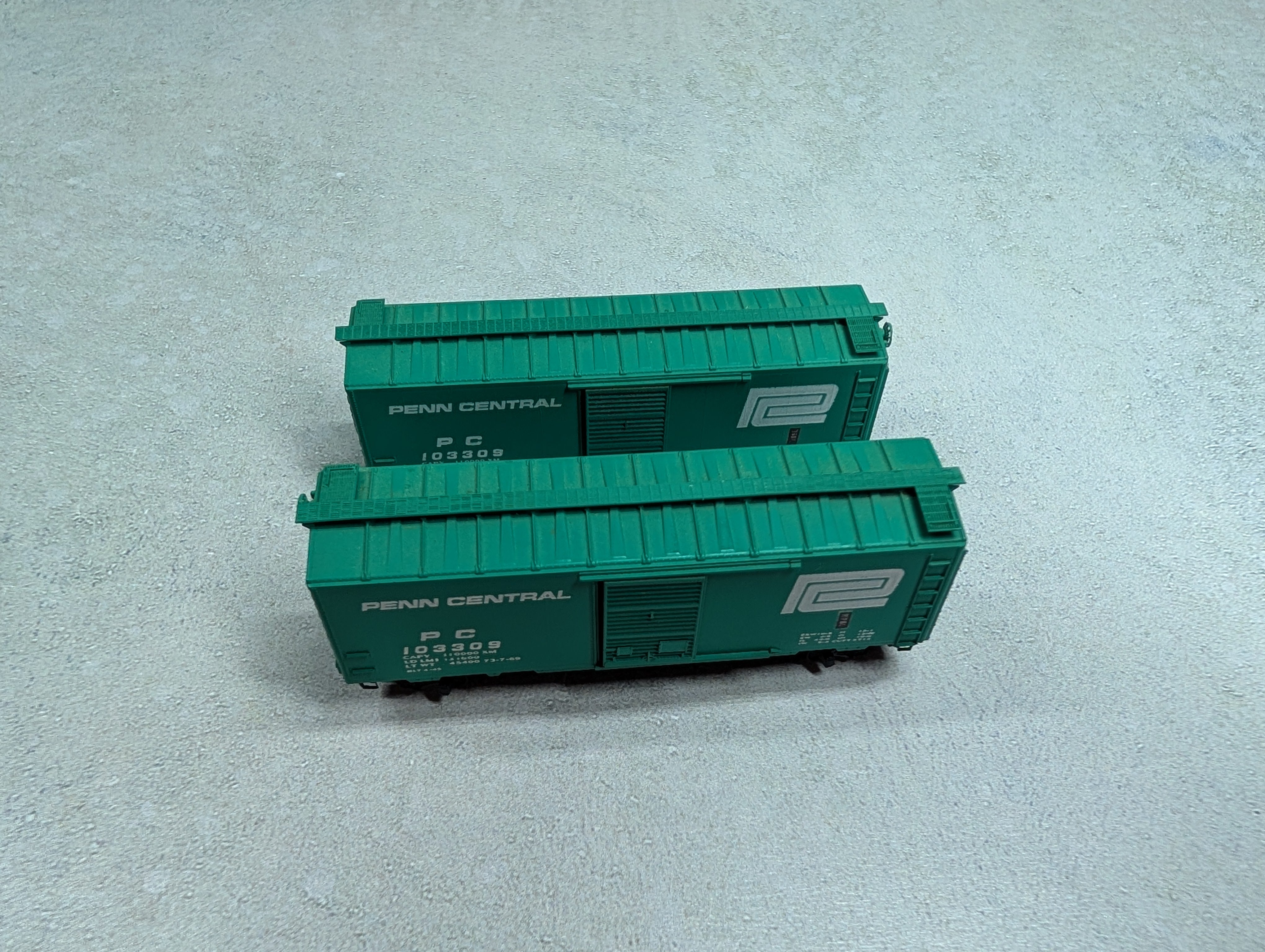 USED Micro-Trains N Scale 40' Box Cars Penn Central PC #103309 (2 pcs)
