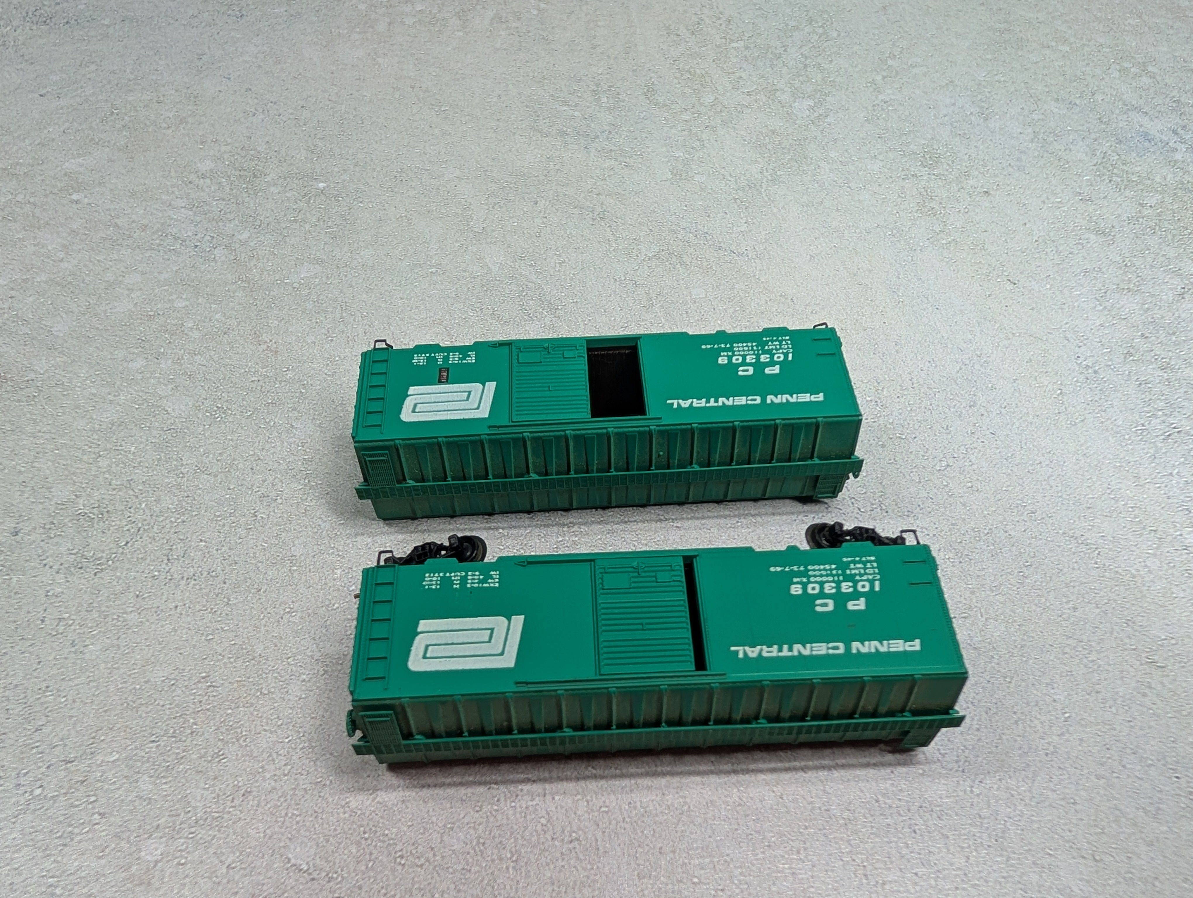 USED Micro-Trains N Scale 40' Box Cars Penn Central PC #103309 (2 pcs)